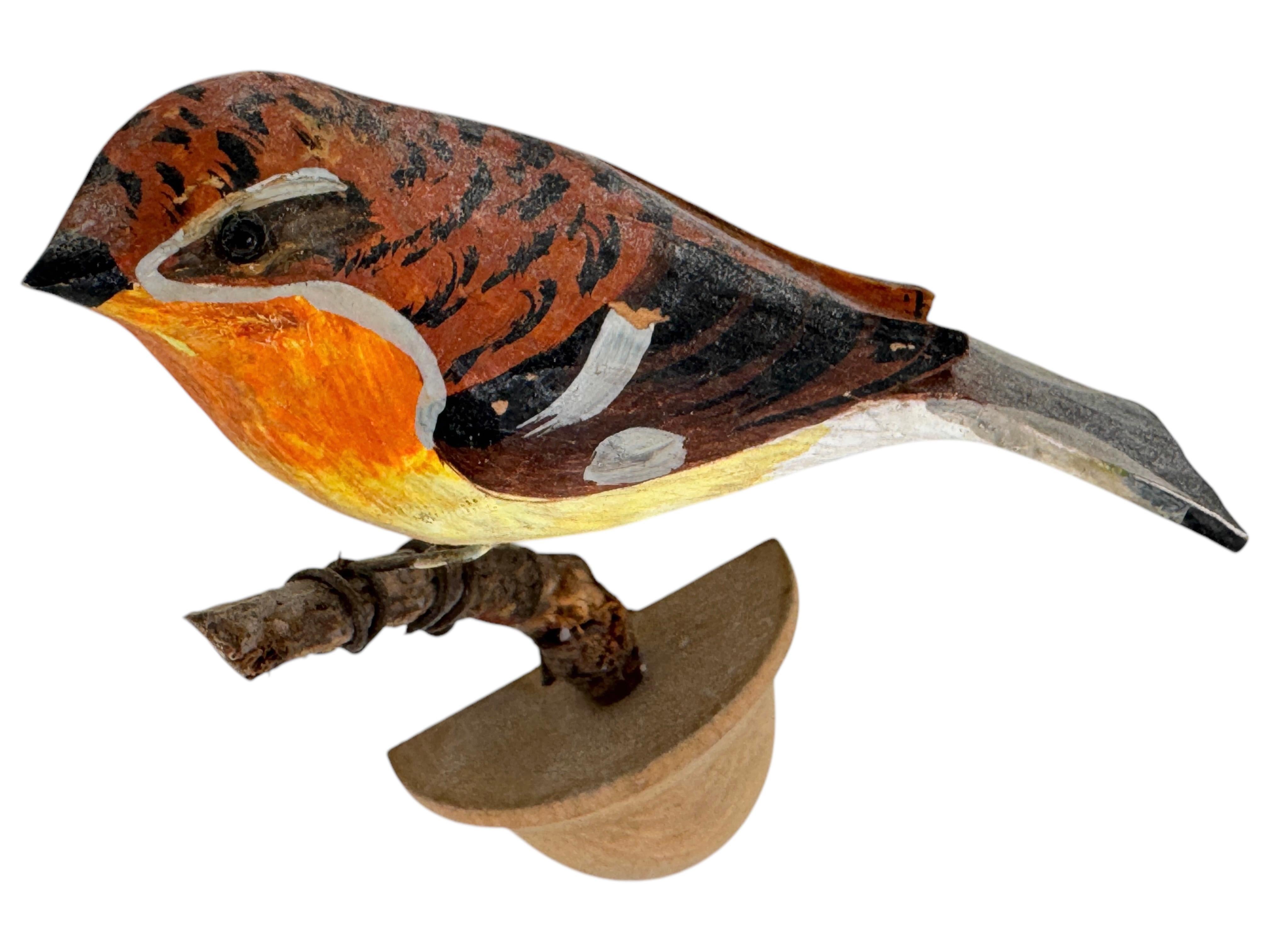 Niedlicher Vichtauer handgeschnitzter Holzvogel, Schwarzwälder Volkskunst, Österreich, 1920er Jahre im Zustand „Gut“ im Angebot in Nuernberg, DE