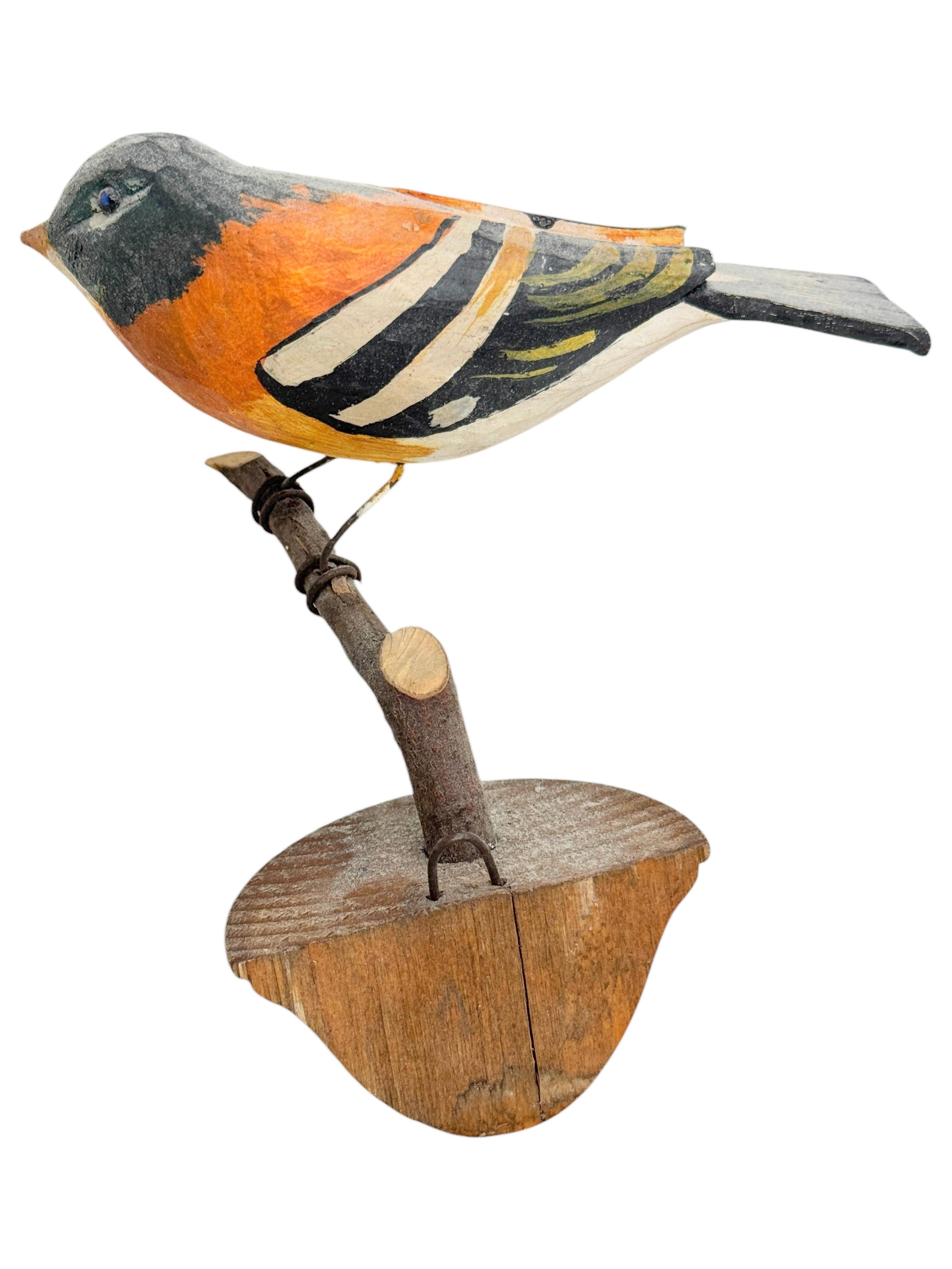 Cute Vichtauer Hand geschnitzt Wood Bird Black Forest Volkskunst Österreich 1920s (20. Jahrhundert) im Angebot