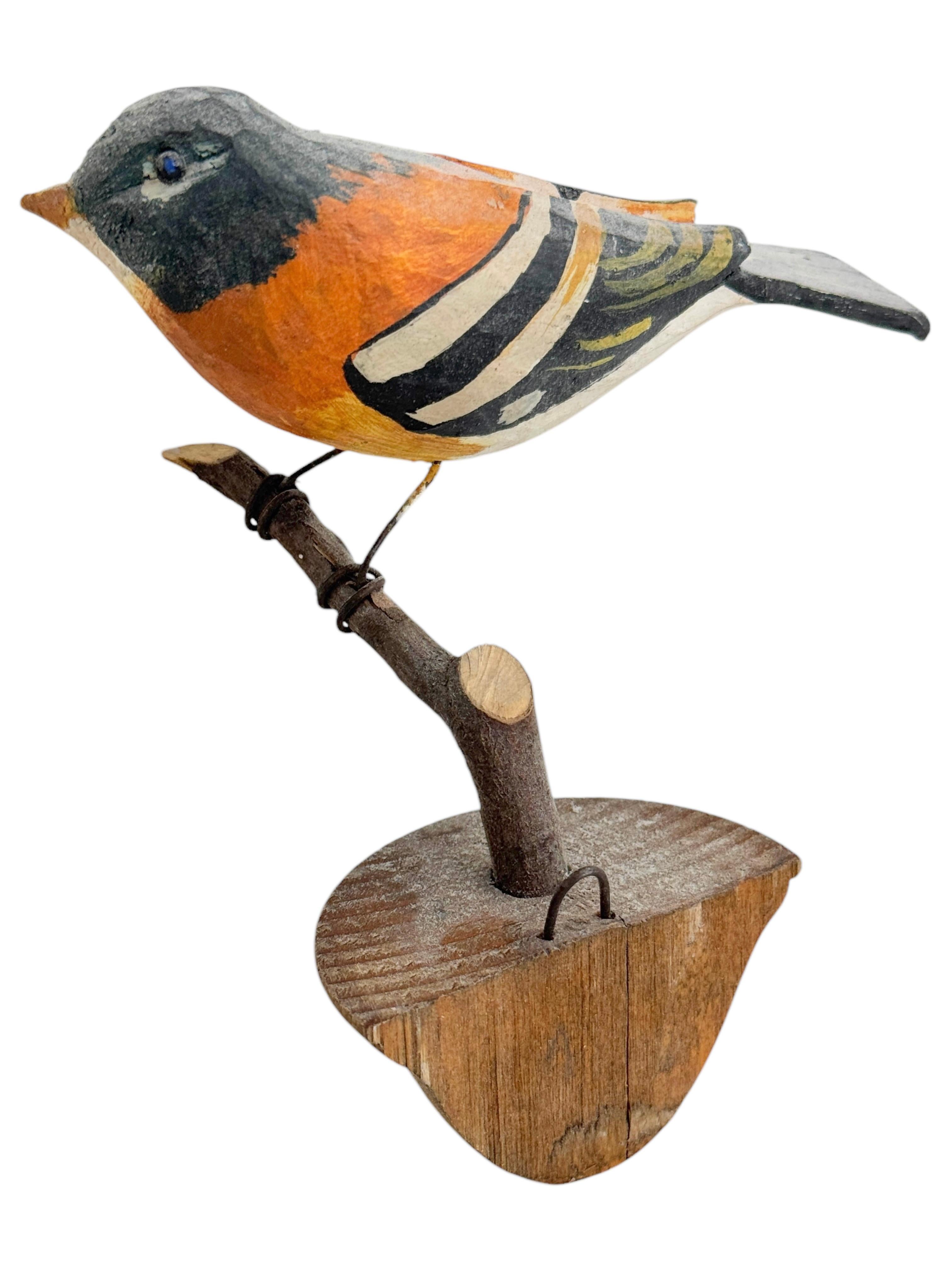 Cute Vichtauer Hand geschnitzt Wood Bird Black Forest Volkskunst Österreich 1920s (Holz) im Angebot