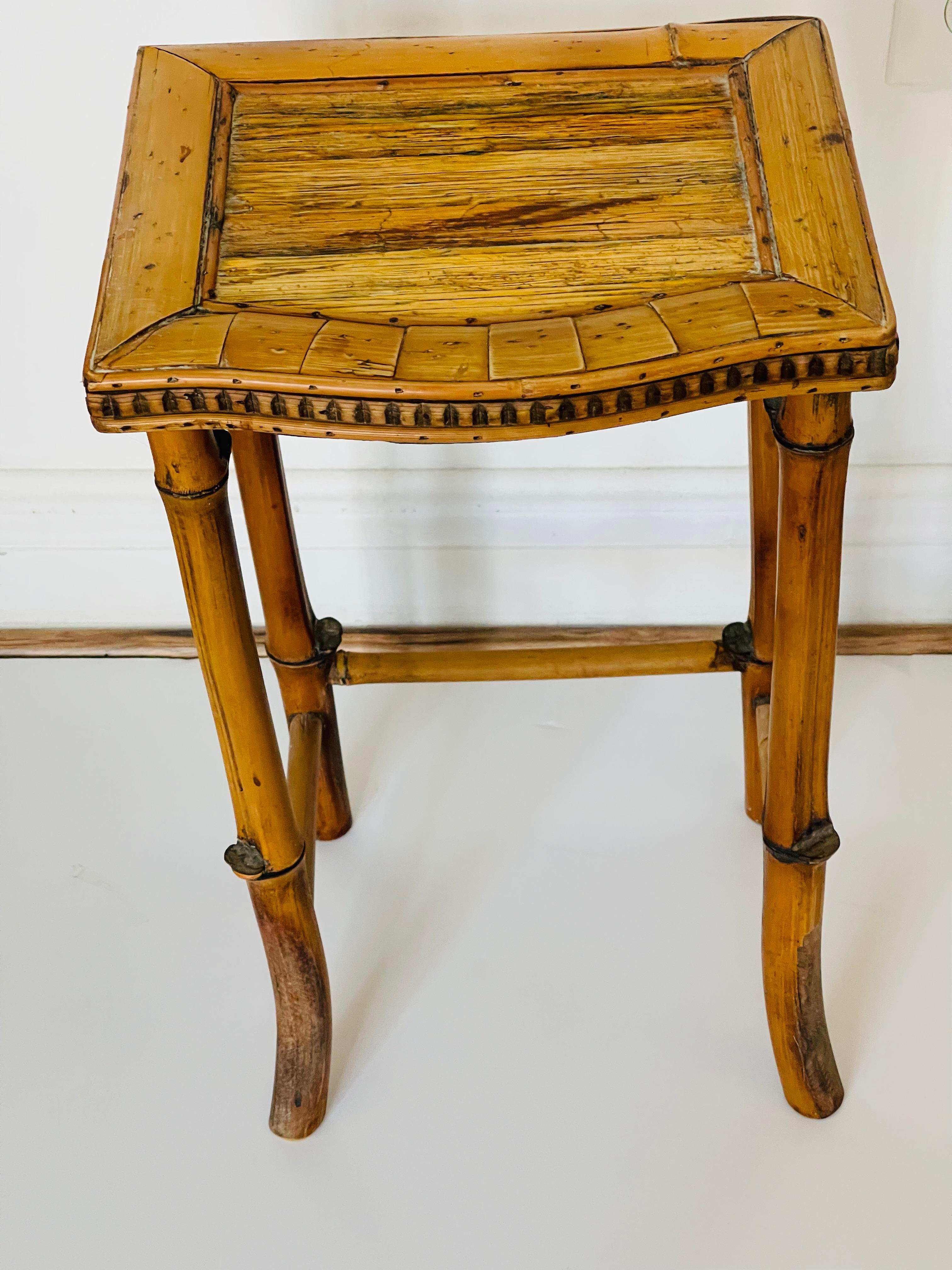 Mignonne petite table d'appoint vintage en bambou. 