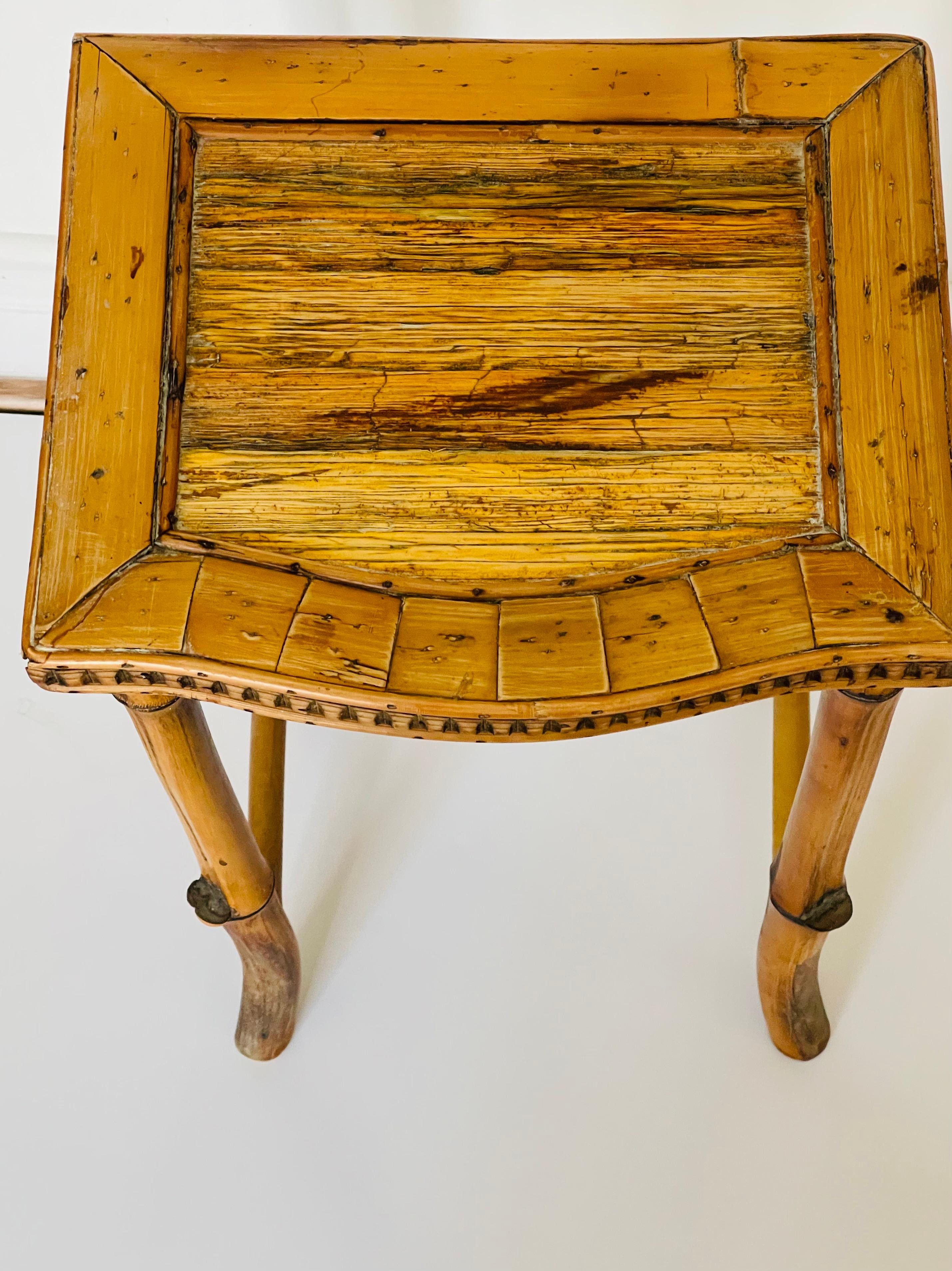 Campagne Table d'appoint vintage en bambou taillé en vente