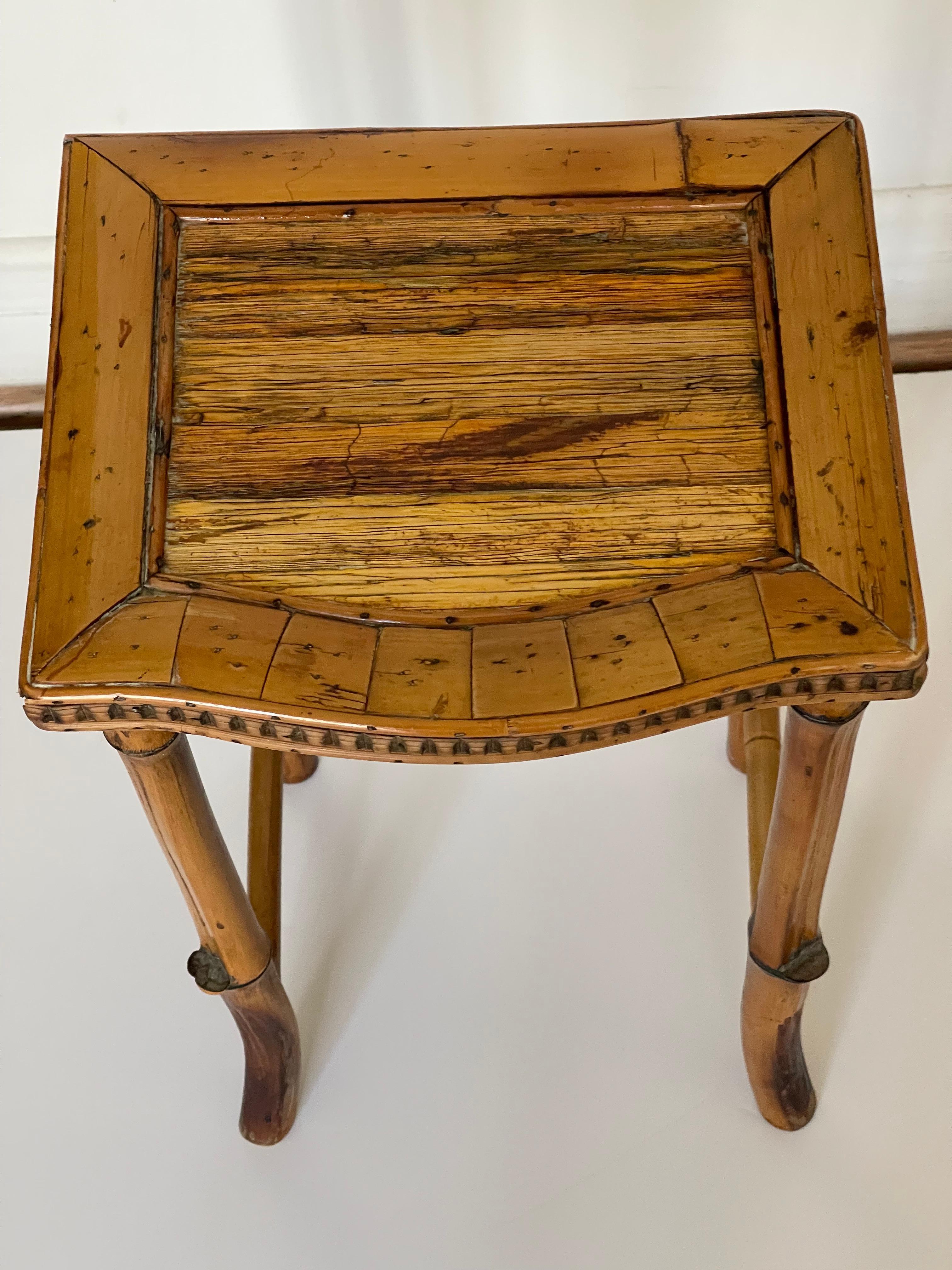 Table d'appoint vintage en bambou taillé Bon état - En vente à Boca Raton, FL