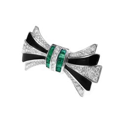 Cute Vivid Green Emerald and Onyx Art Deco Style Bow 18 Karat White Gold Ring