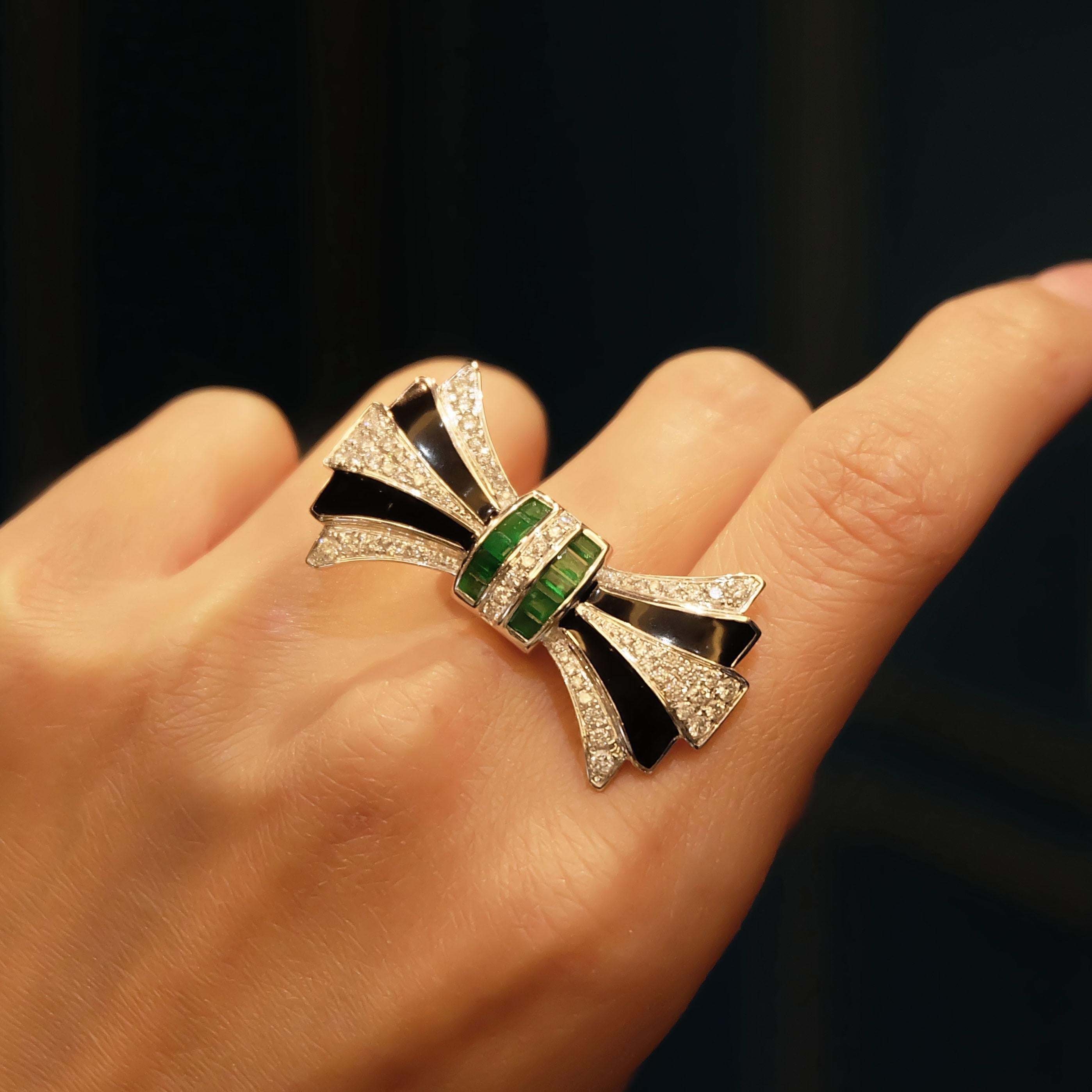 Cute Vivid Green Emerald and Onyx Art Deco Style Bow 18 Karat White Gold Ring 1