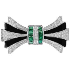 Cute Vivid Green Emerald and Onyx Art Deco Style Bow 18 Karat White Gold Ring