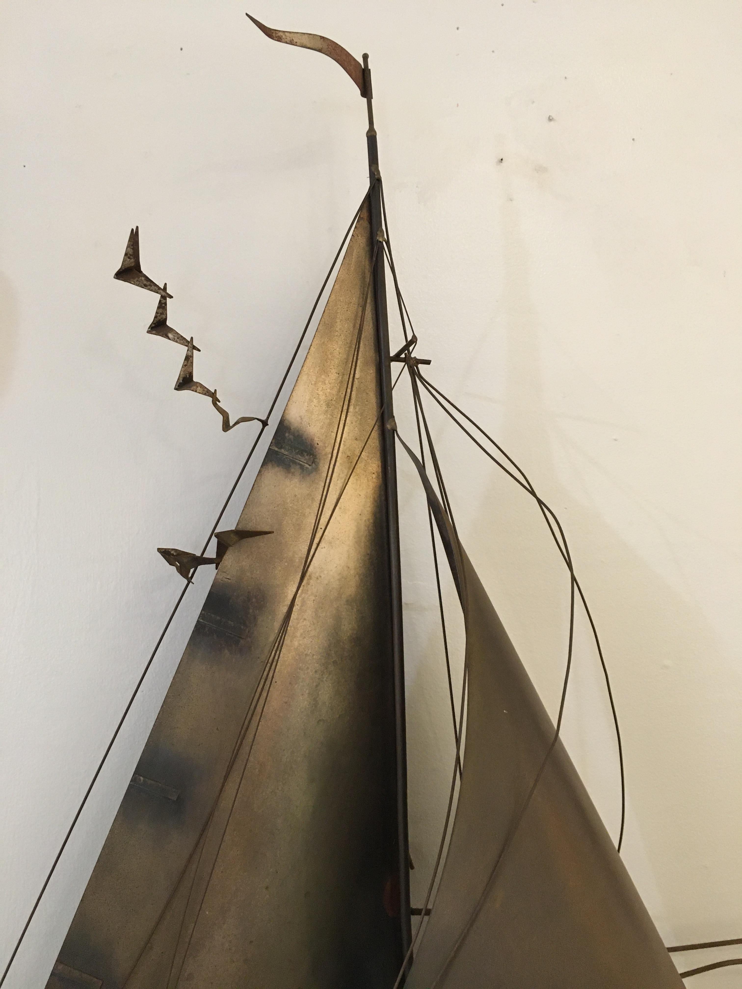 Brutalistische Messing-Skulptur eines Segelboots von Cutis Jeré:: 1977 (Nordamerikanisch) im Angebot