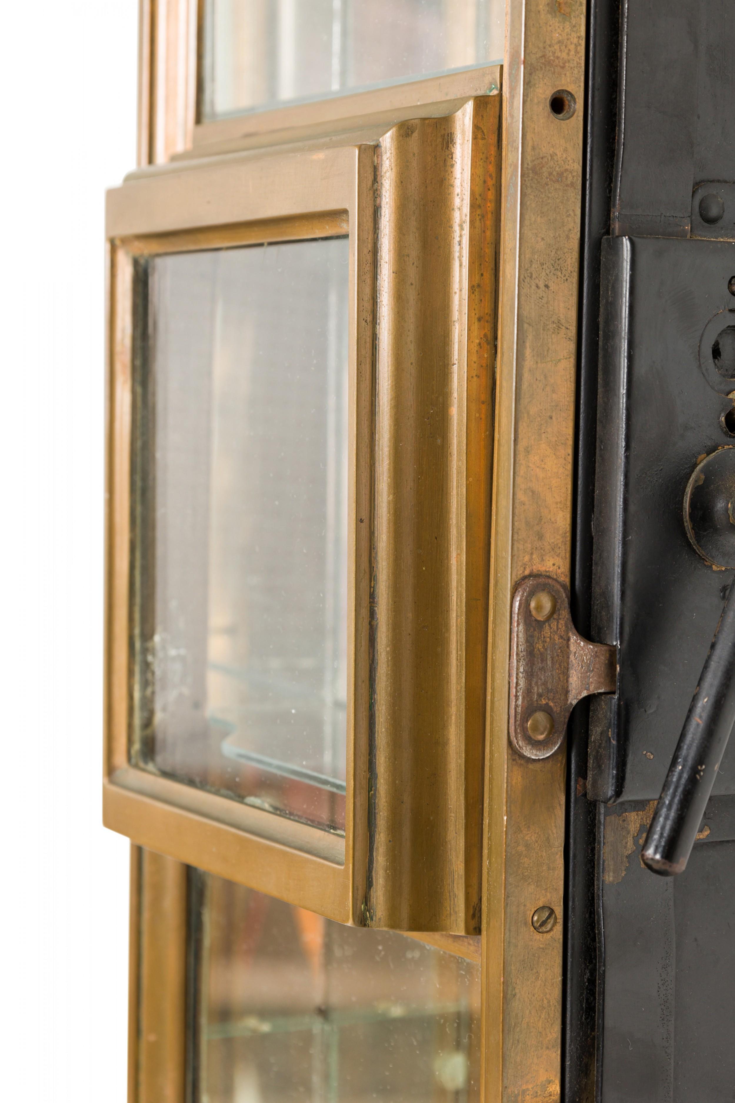 Fatto a mano Cutler Manufacturing Co. Cassetta postale americana vittoriana in bronzo in vendita