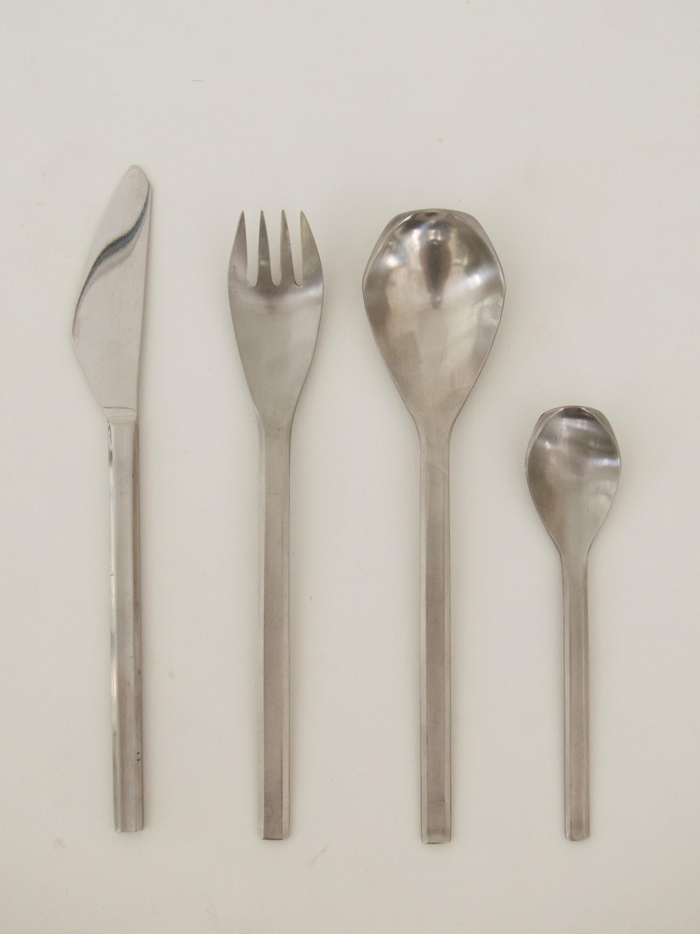 Set of cutlery, Amboss 2090, 1963 by Helmut Alder
24 pieces: Six knives, six forks, six spoons and six teaspoons

Marked: Amboss Logo, Amboss Austria Rostfrei, Stainless

Knives: 21 cm / 8.27 in
Forkes: 19.5 cm / 7.68 in
spoones: 19.5 cm /