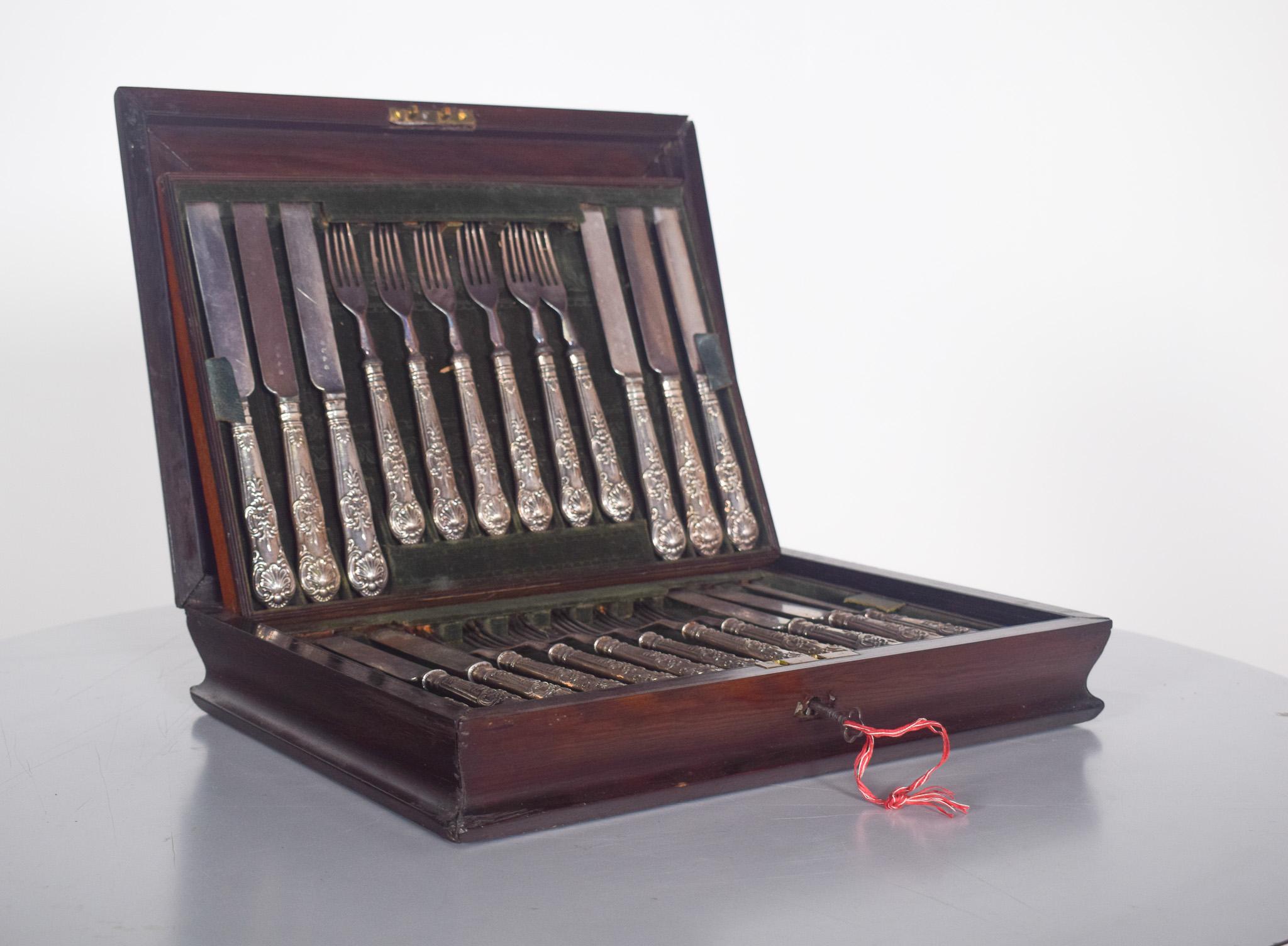 Coffret à couverts en bois de rose au design classique en vente 4