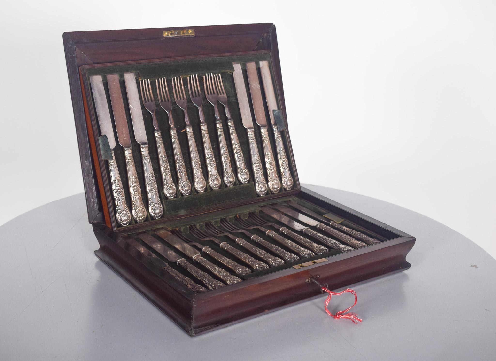 Coffret à couverts en bois de rose au design classique en vente 5