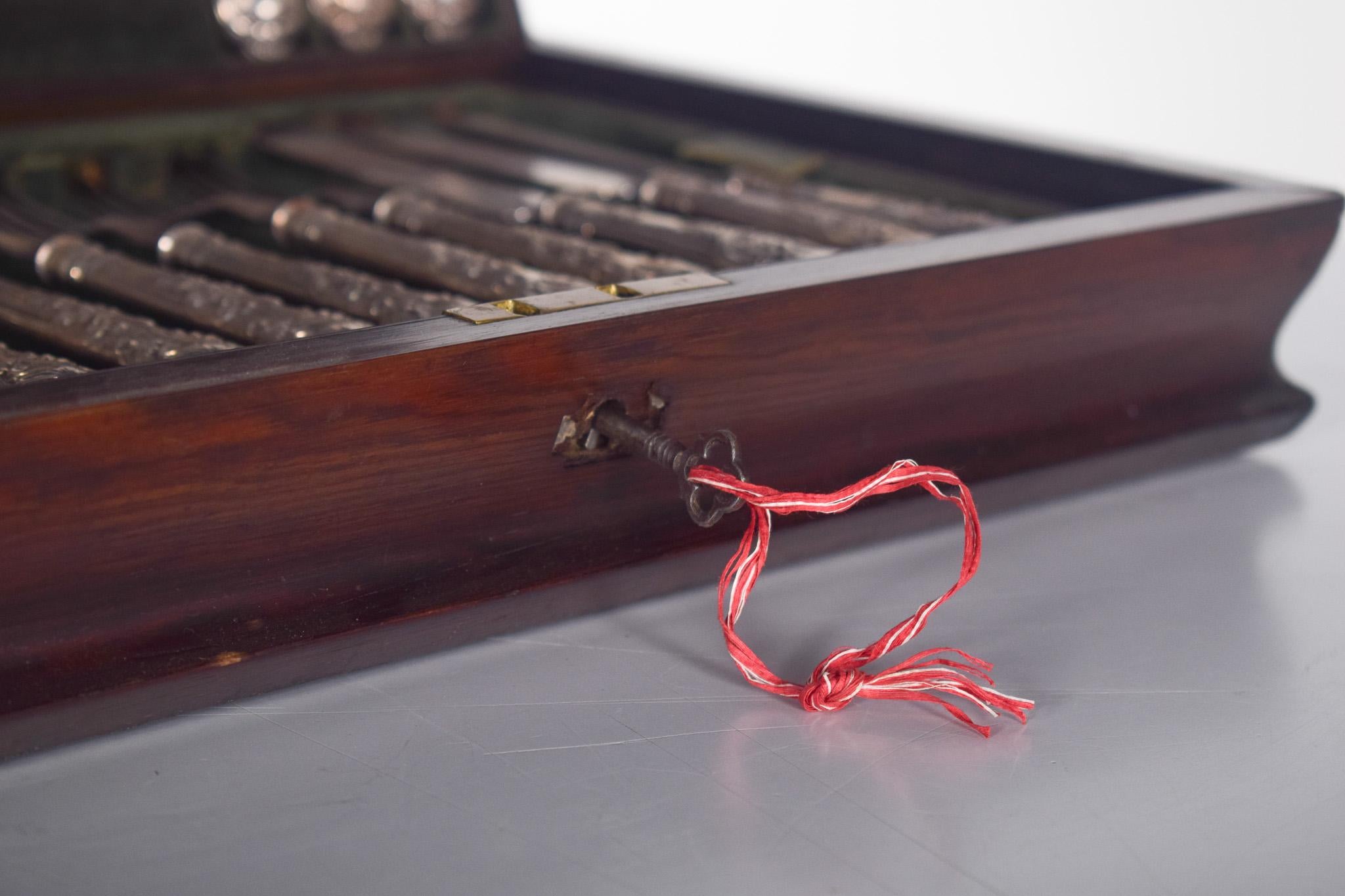 Coffret à couverts en bois de rose au design classique en vente 6