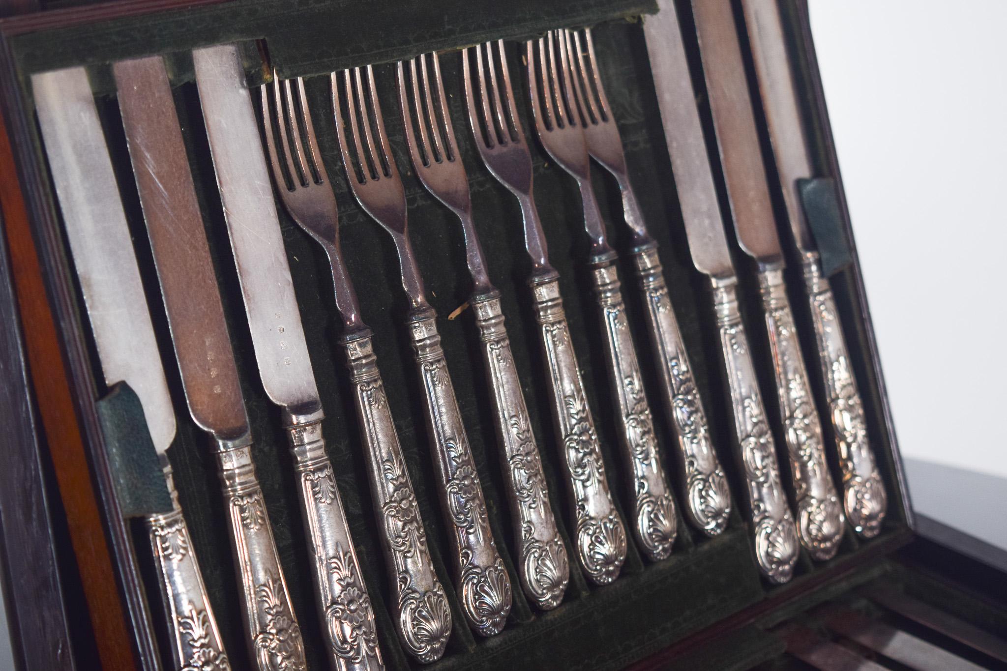 Coffret à couverts en bois de rose au design classique en vente 8