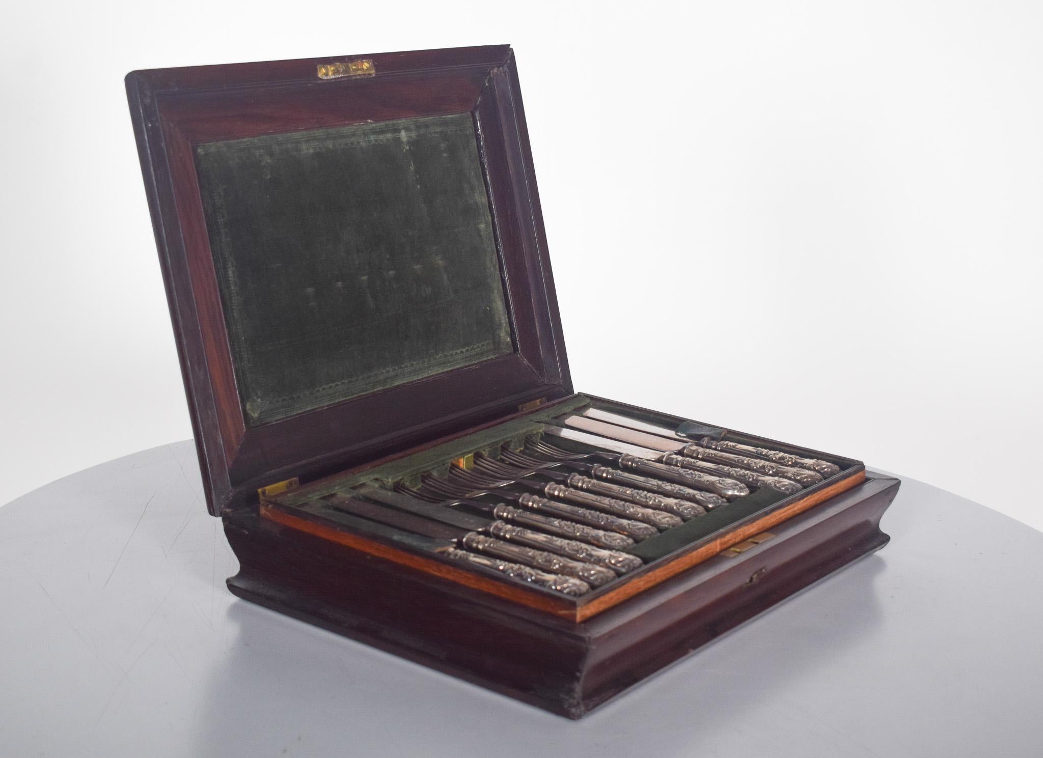 Coffret à couverts en bois de rose au design classique en vente 1