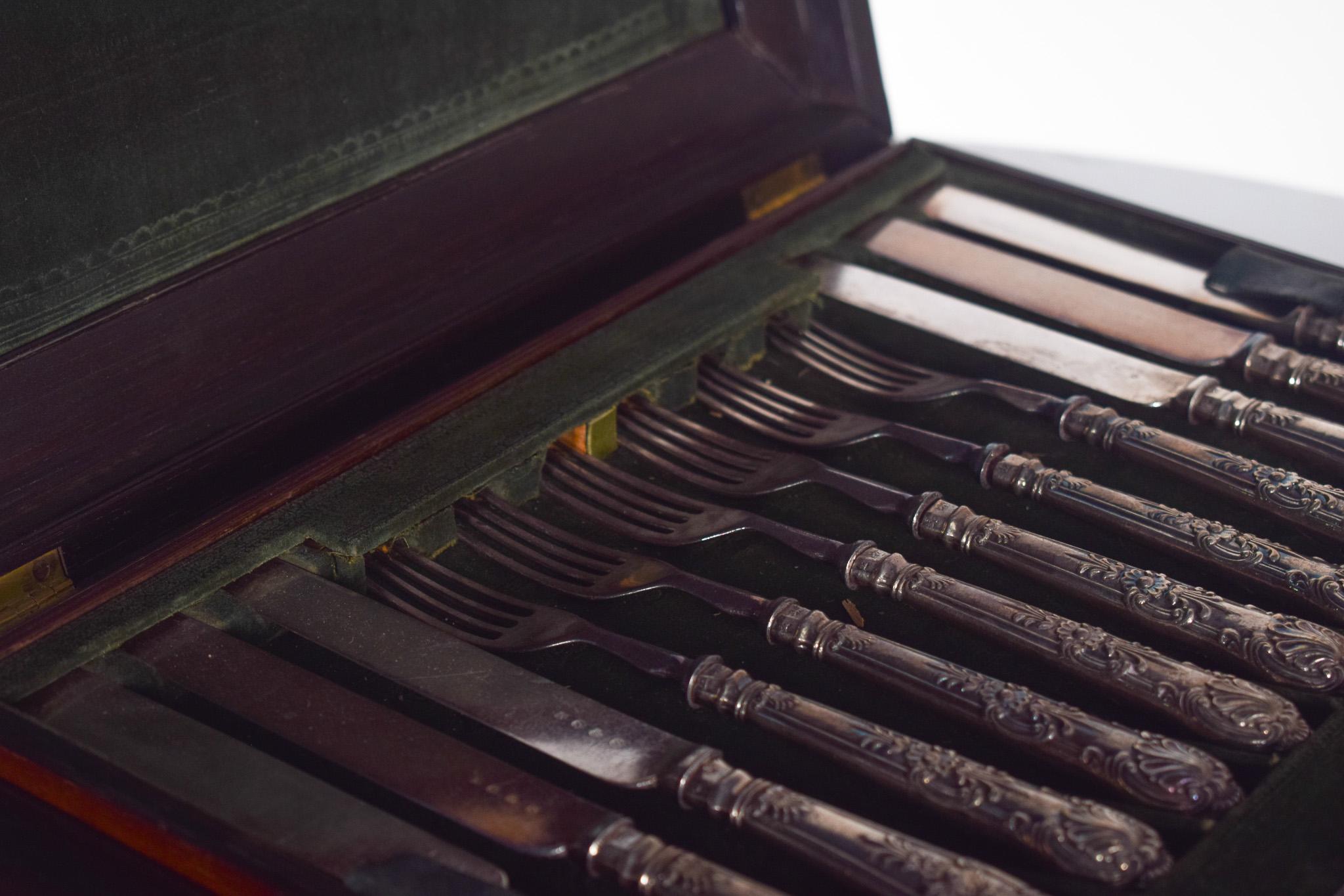 Coffret à couverts en bois de rose au design classique en vente 2