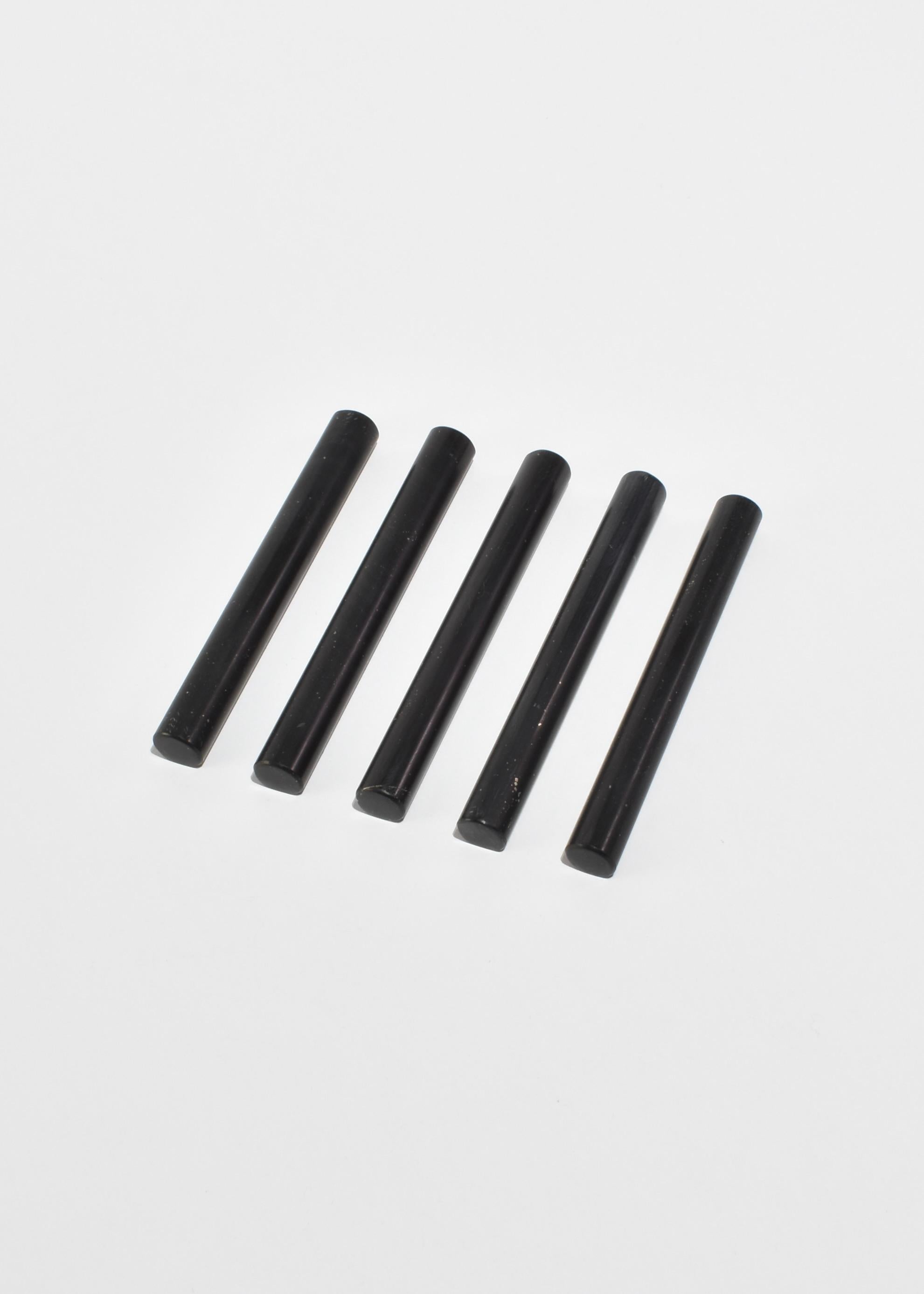 A set of five cutlery rests in deep, polished black onyx. Designed by Casa Shop and handcrafted in Perú.

Subtle variations in pattern are a hallmark of its hand-finished nature, crafted from natural stone.