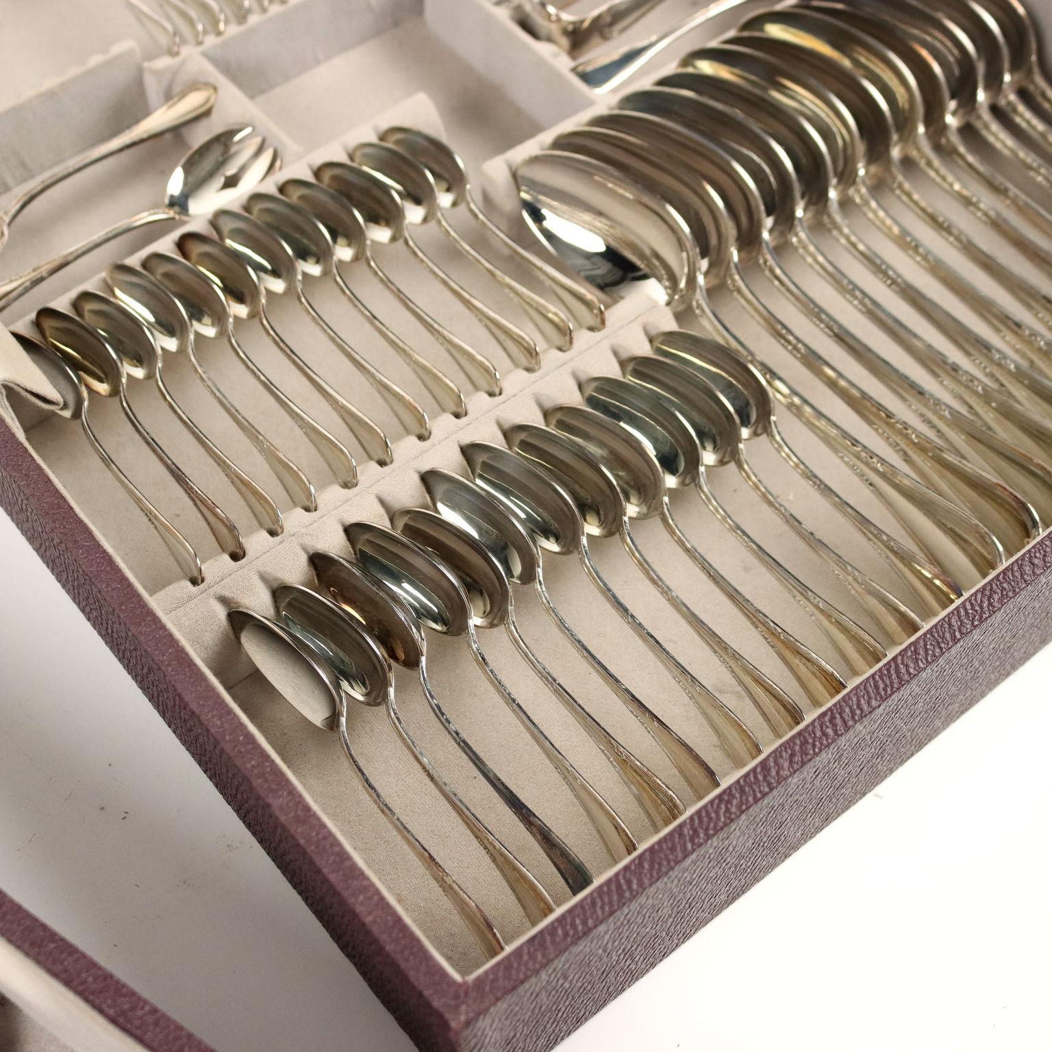 Silver cutlery service for twelve people consisting of 15 serving cutlery, 24 knives, 24 forks, 12 spoons, 12 fruit knives, 12 fruit forks, 12 fish knives, 12 fish forks, 12 tea spoons, 12 coffee spoons, 12 dessert knives, 12 dessert forks. Hallmark