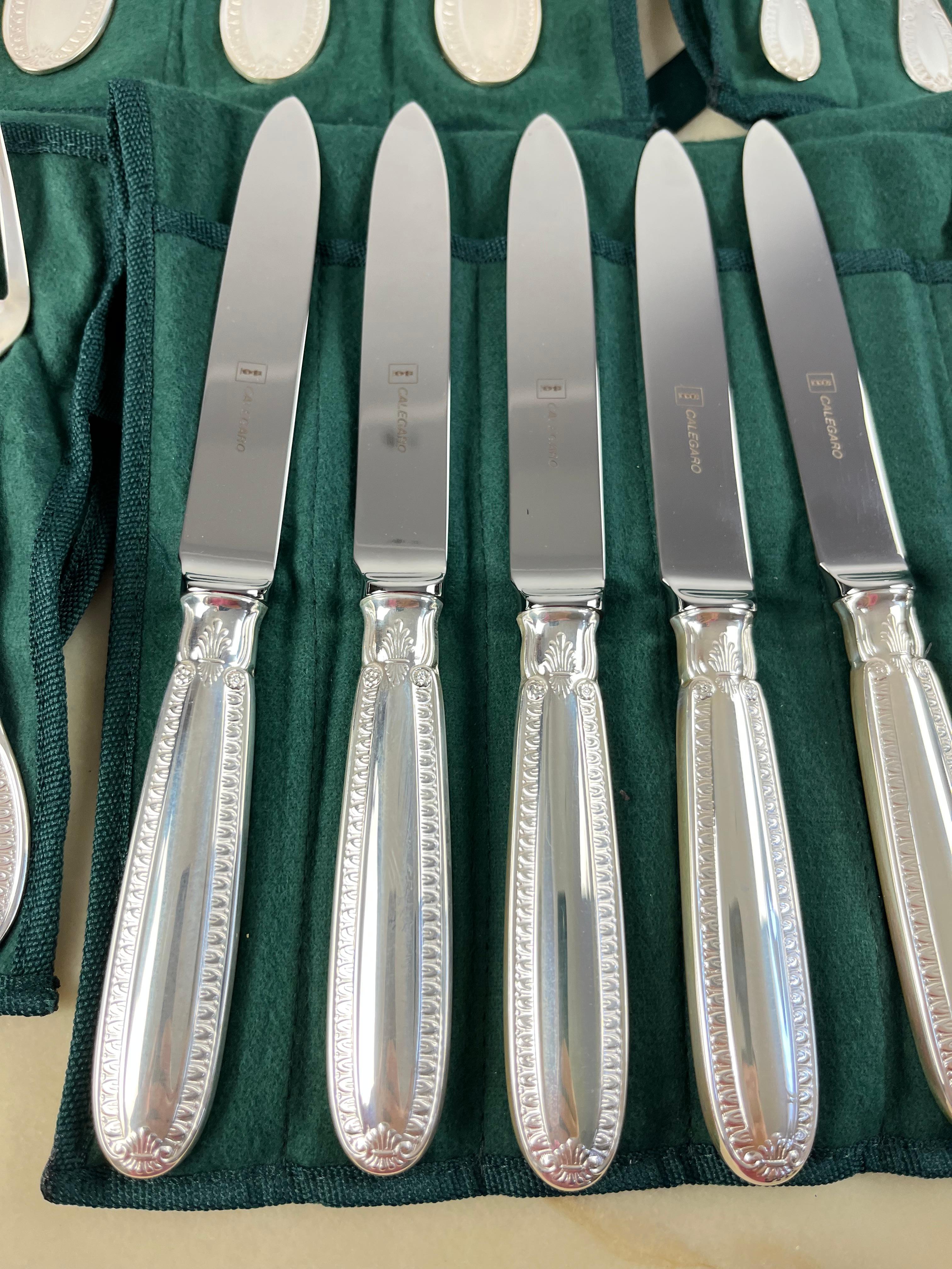 Cutlery set 101 pcs. Calegaro empire style silver 800, Italy, 90s
This set is for 12 people and also has cutlery for the fish.
Very beautiful and elegant it has its antioxidant cases.
Gross weight gr. 7404.00 (gr. 4764.00 excluding the blades of the