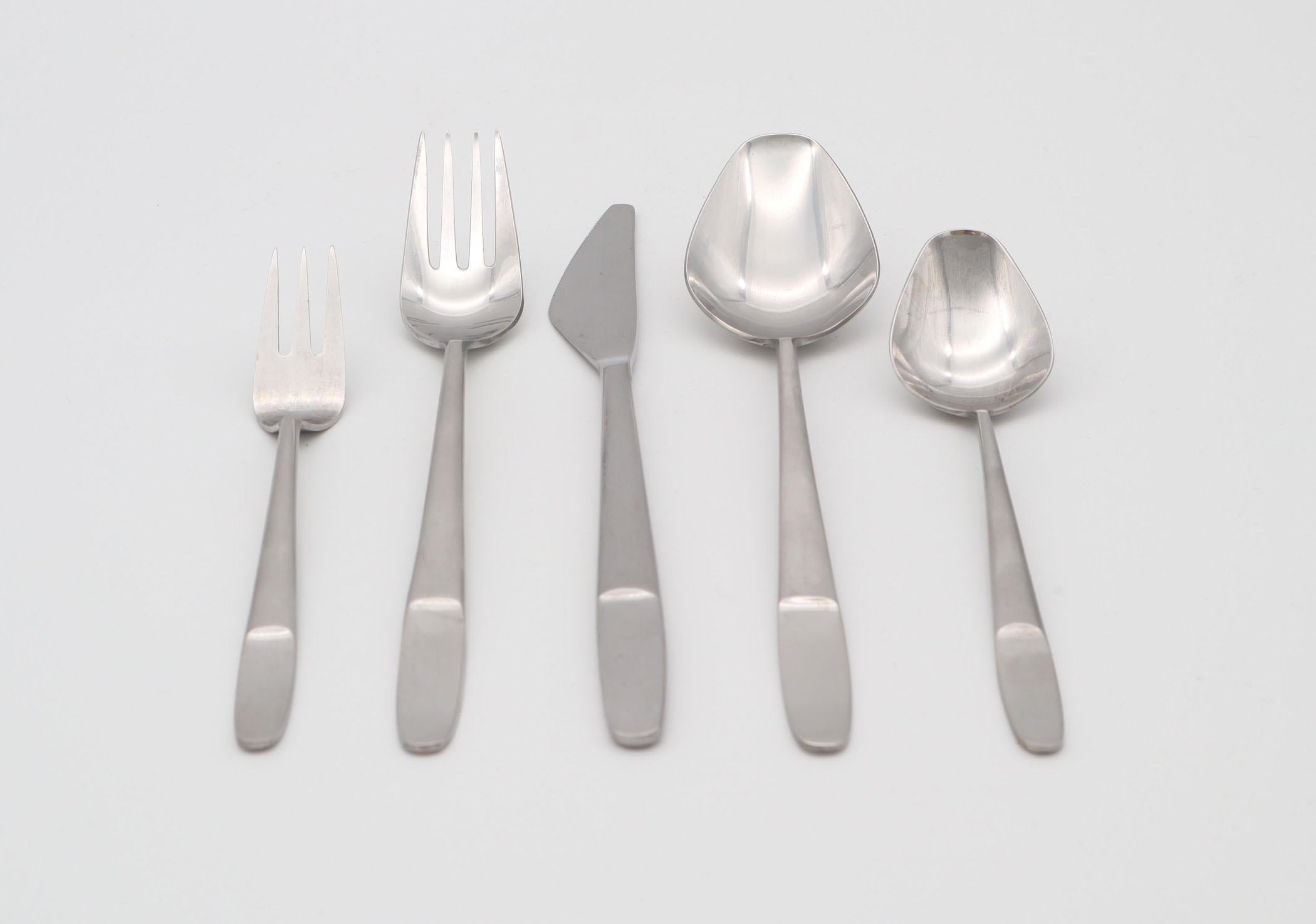 This cutlery (model 2070) consist of 32 pieces. 
Designed by Helmut Alder, produced by 