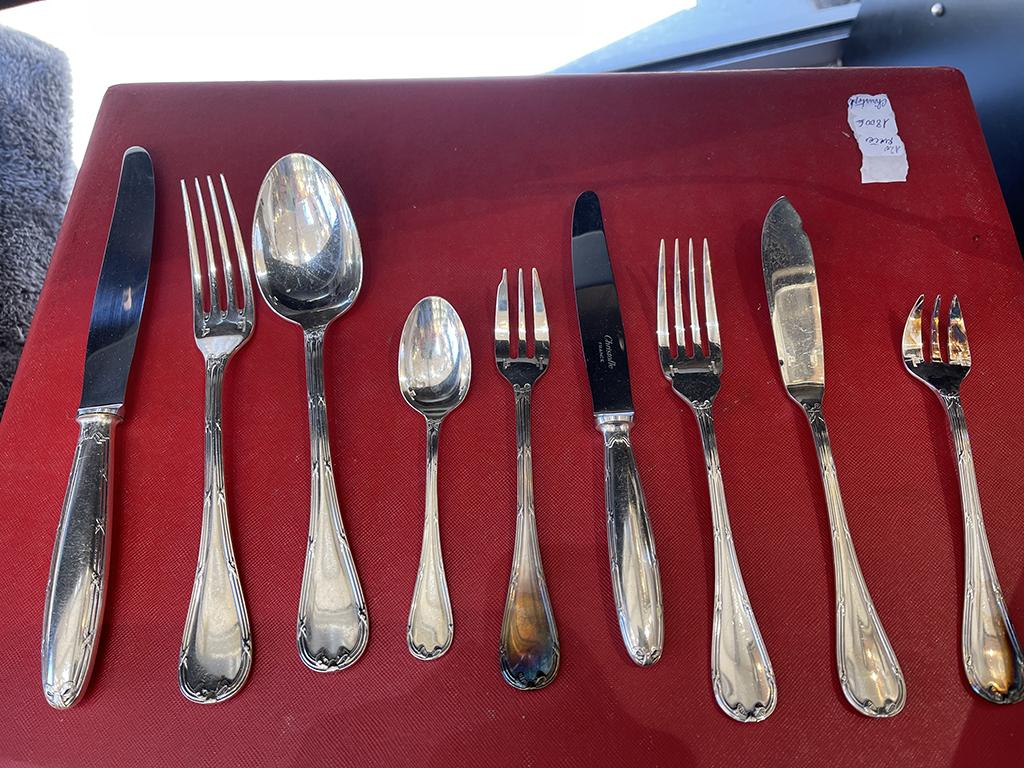 120 pieces including :
-12 Table forks
-12 tablespoons
- 12 table knives
- 12 dessert knives
- 11 coffee spoons,
- 12 fish cutlery (12 knives and 12 forks)
- 12 oysters
- 12 cakes
- 7 serving pieces
- 5 mocha spoon

In an original red