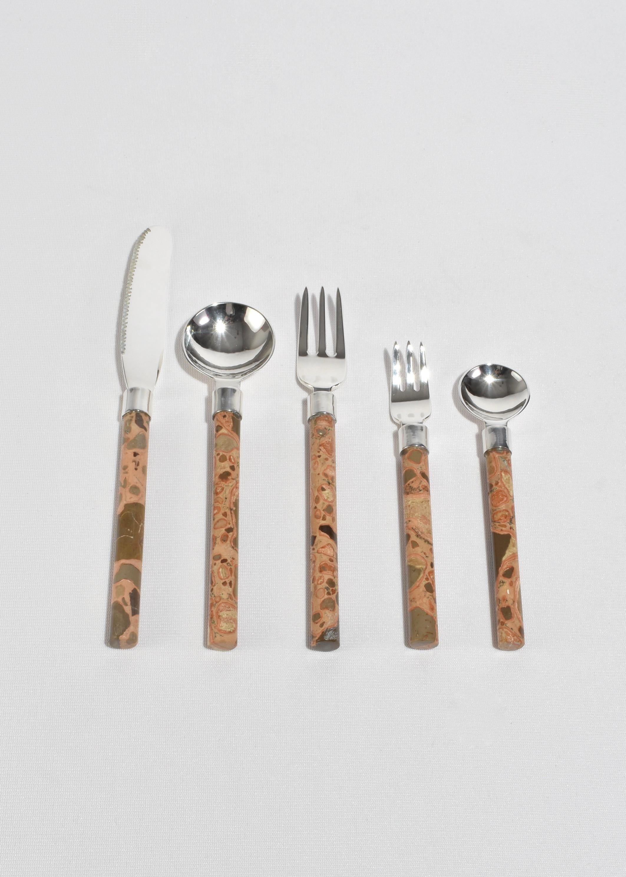 Ein skulpturales Besteckset, das versilbertes Messing mit Griffen aus gepunktetem Leoparditstein kombiniert und so für ein taktiles, raffiniertes Esserlebnis sorgt. Jedes Set besteht aus fünf Teilen: einer Tafelgabel, einer Salatgabel, einem