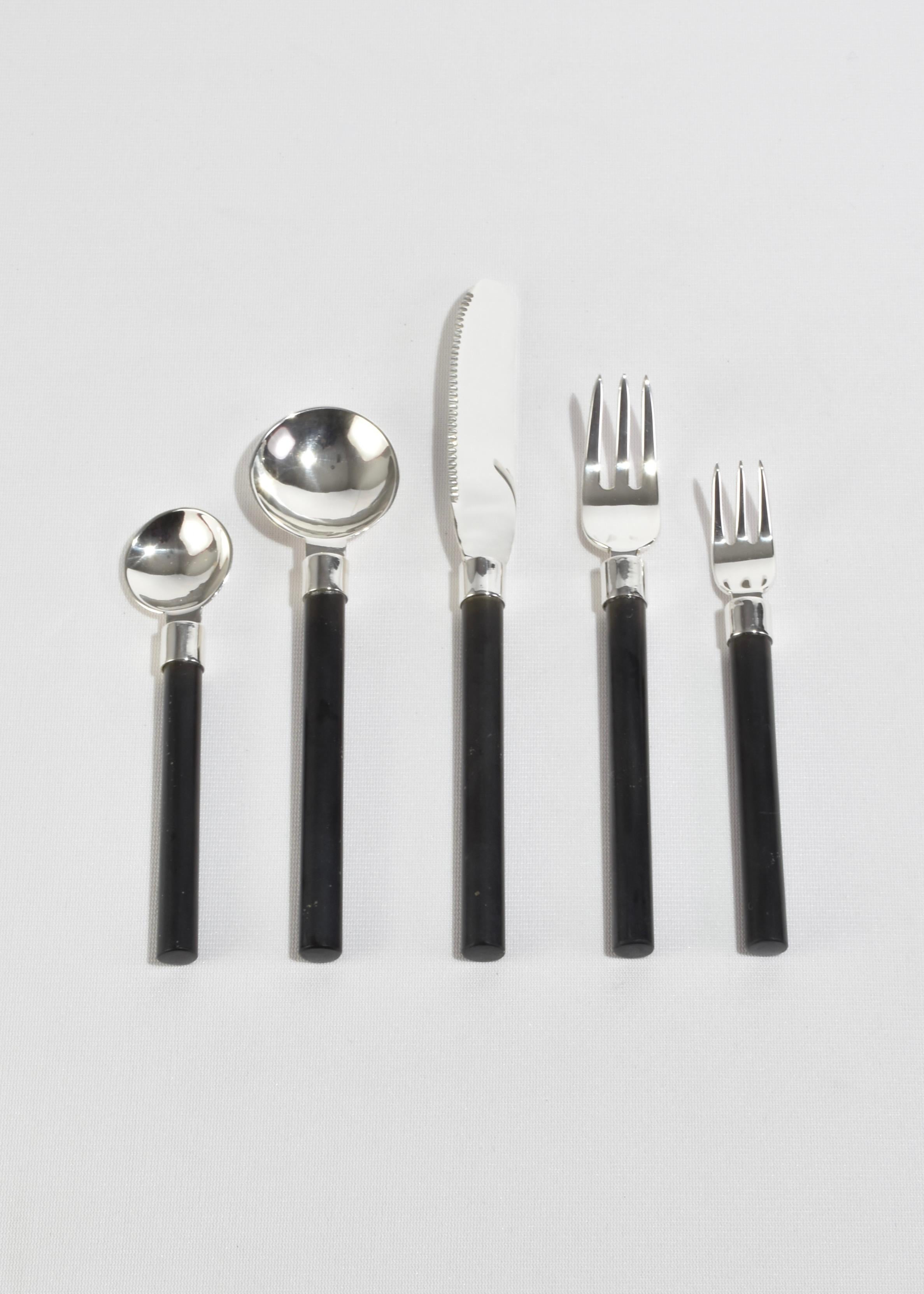 Un set di posate scultoree che combina l'ottone argentato con manici in pietra d'onice per un'esperienza culinaria tattile e raffinata. Ogni set comprende cinque pezzi: forchetta da pranzo, forchetta da insalata, coltello da pranzo, cucchiaio da