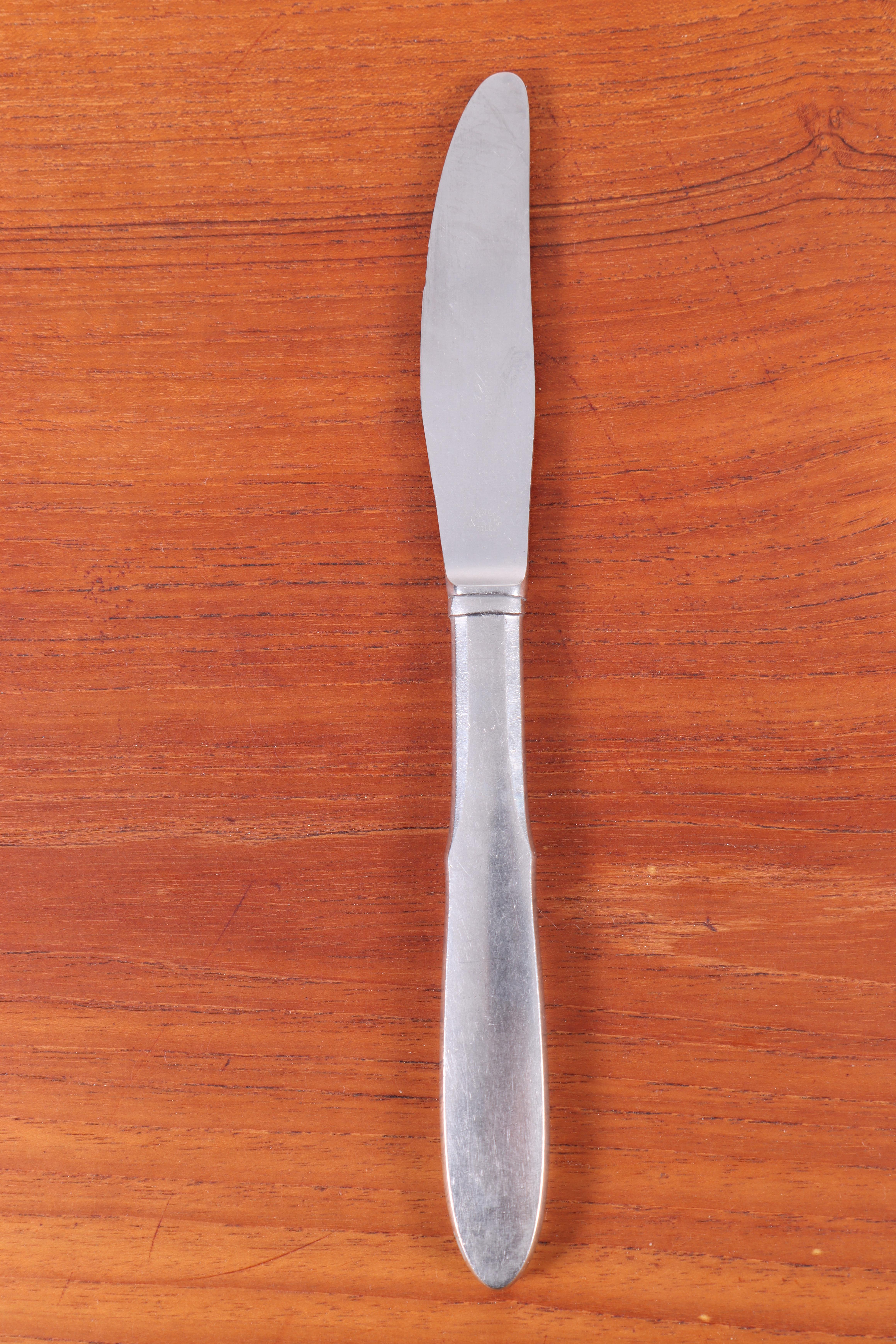 Couverts pour 12 personnes en acier conçus par Gundorph Albertus pour Georg Jensen. Fabriqué au Danemark Années 1960 .