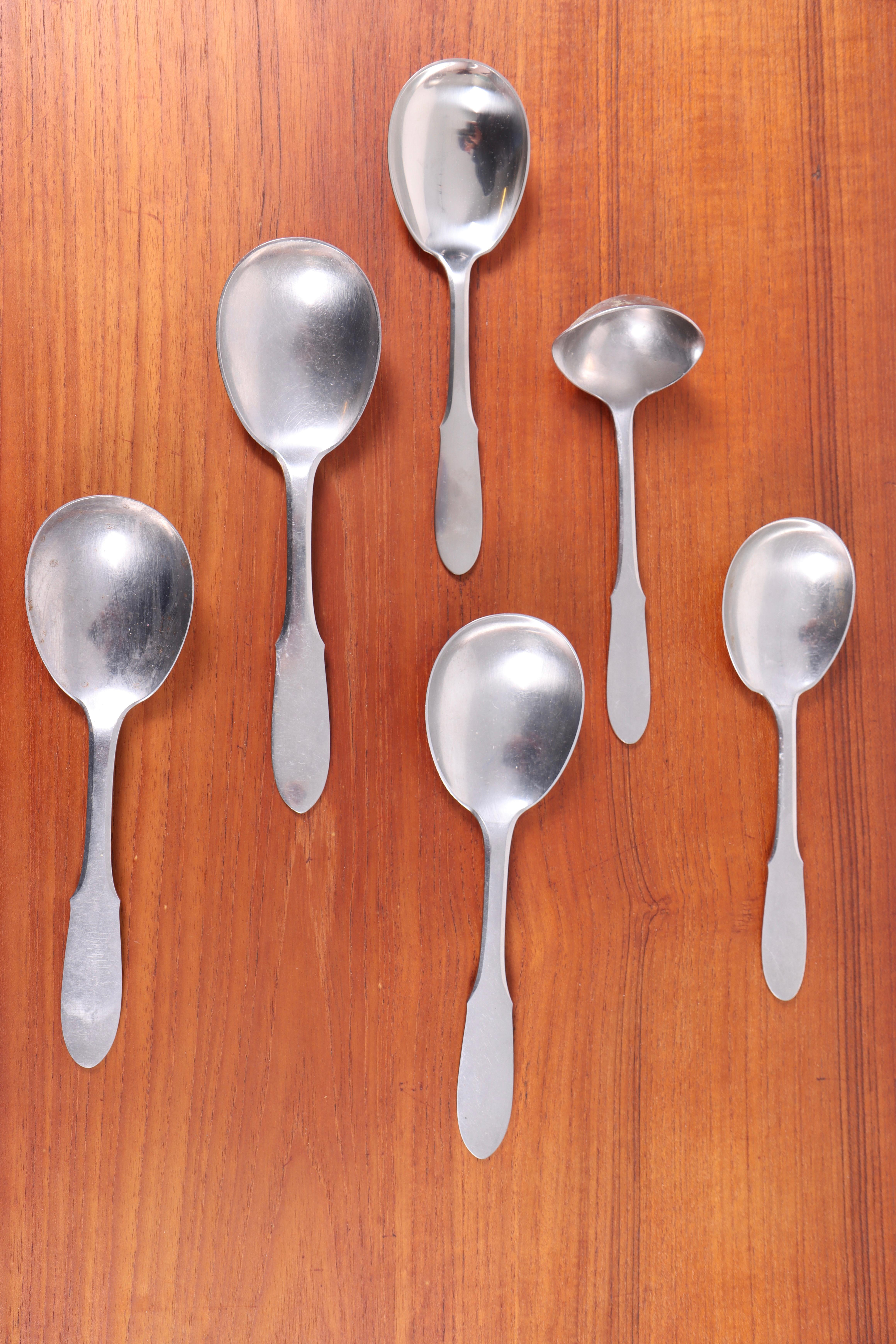 Scandinave moderne Couvertoir pour 12 personnes en acier massif par Georg Jensen, Made in Denmark 1960s en vente
