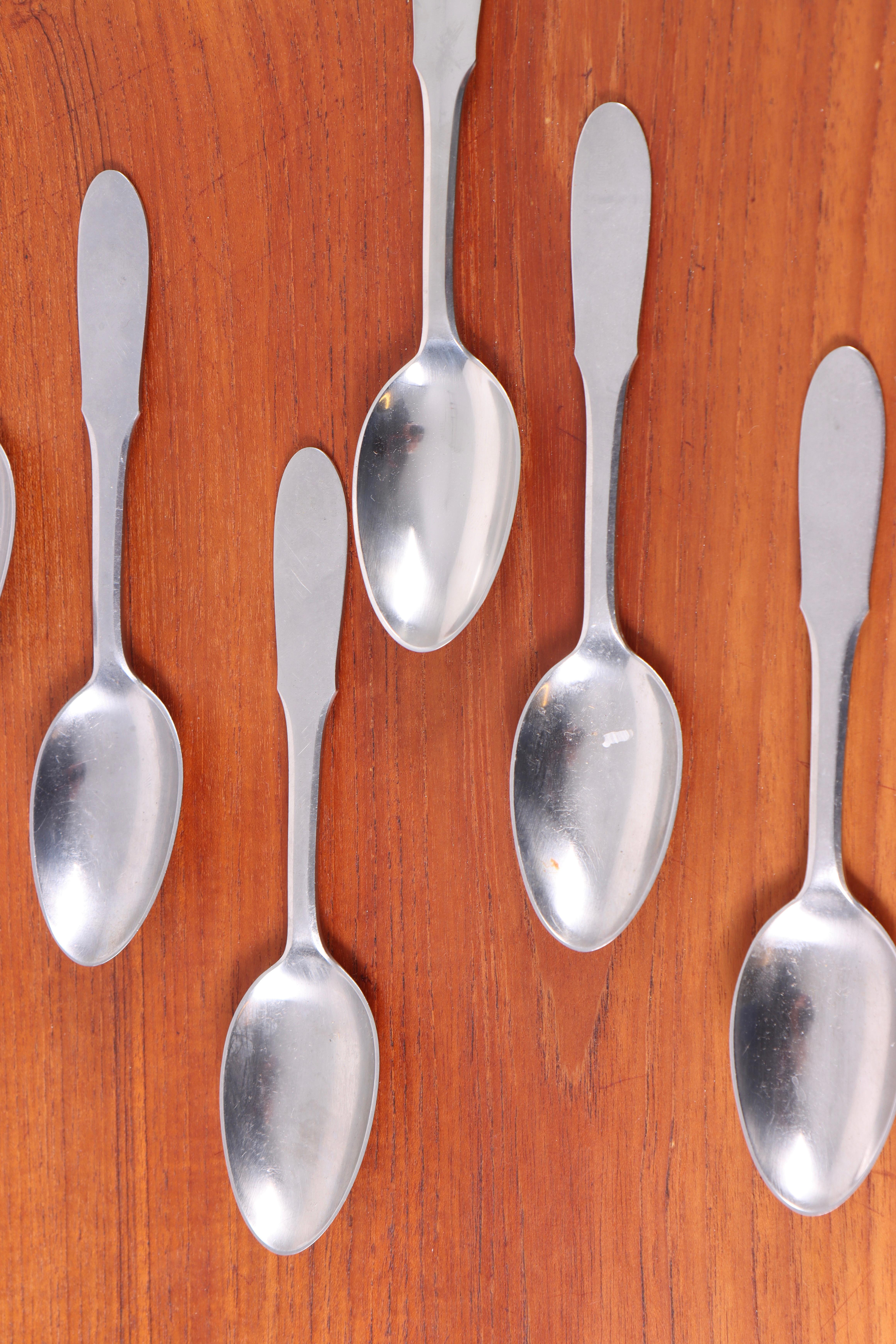 Milieu du XXe siècle Couvertoir pour 12 personnes en acier massif par Georg Jensen, Made in Denmark 1960s en vente