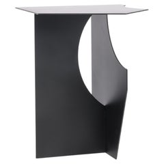 Cutout T01 - Table d'appoint contemporaine en métal noir par Millim Studio