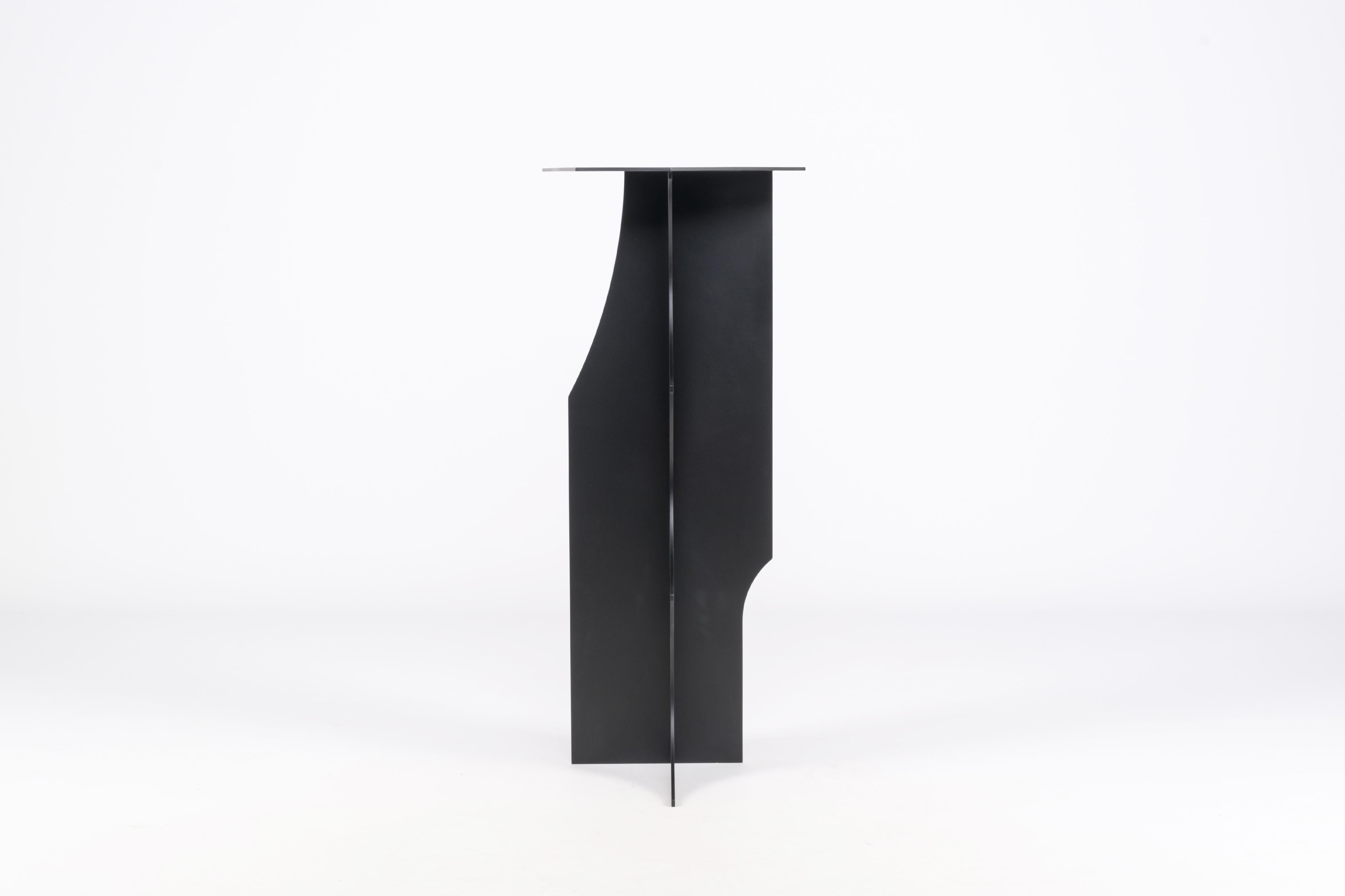 Zeitgenössischer Beistelltisch T02 aus schwarzem Metall mit Ausschnitt von Millim Studio (Moderne) im Angebot