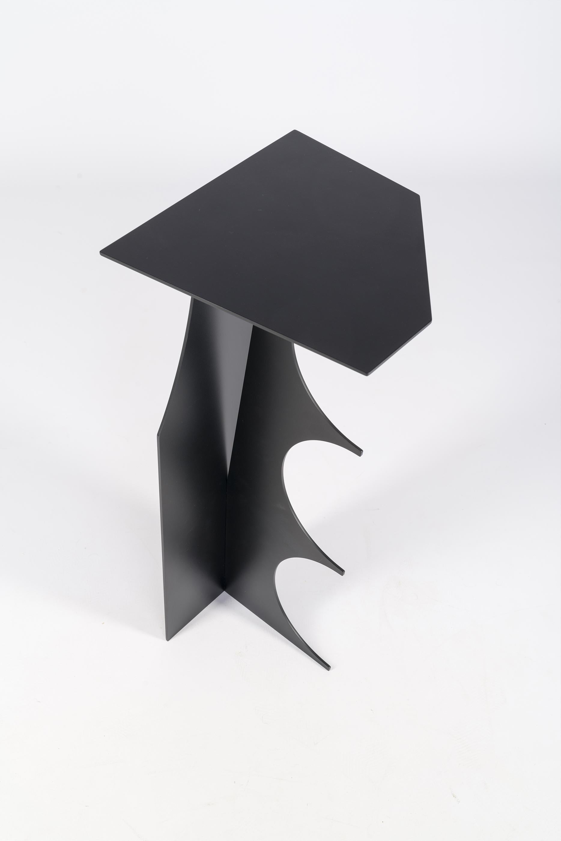 Zeitgenössischer Beistelltisch T02 aus schwarzem Metall mit Ausschnitt von Millim Studio (Italienisch) im Angebot