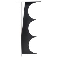 Table d'appoint T02 contemporaine en métal noir à découpes de Millim Studio