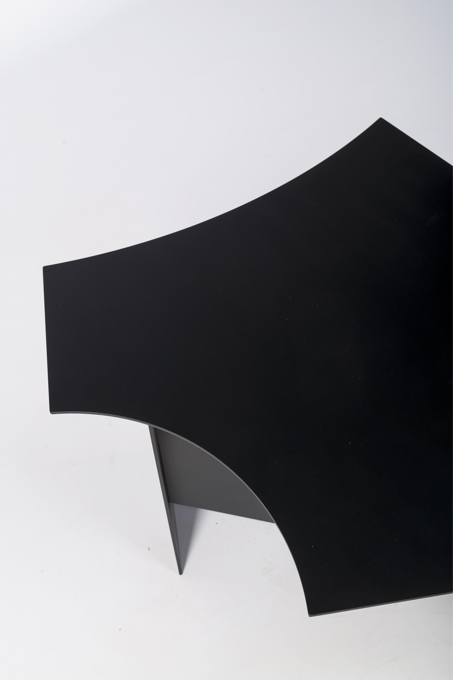 Verni Table basse contemporaine en métal noir à découpes T03 de Millim Studio en vente