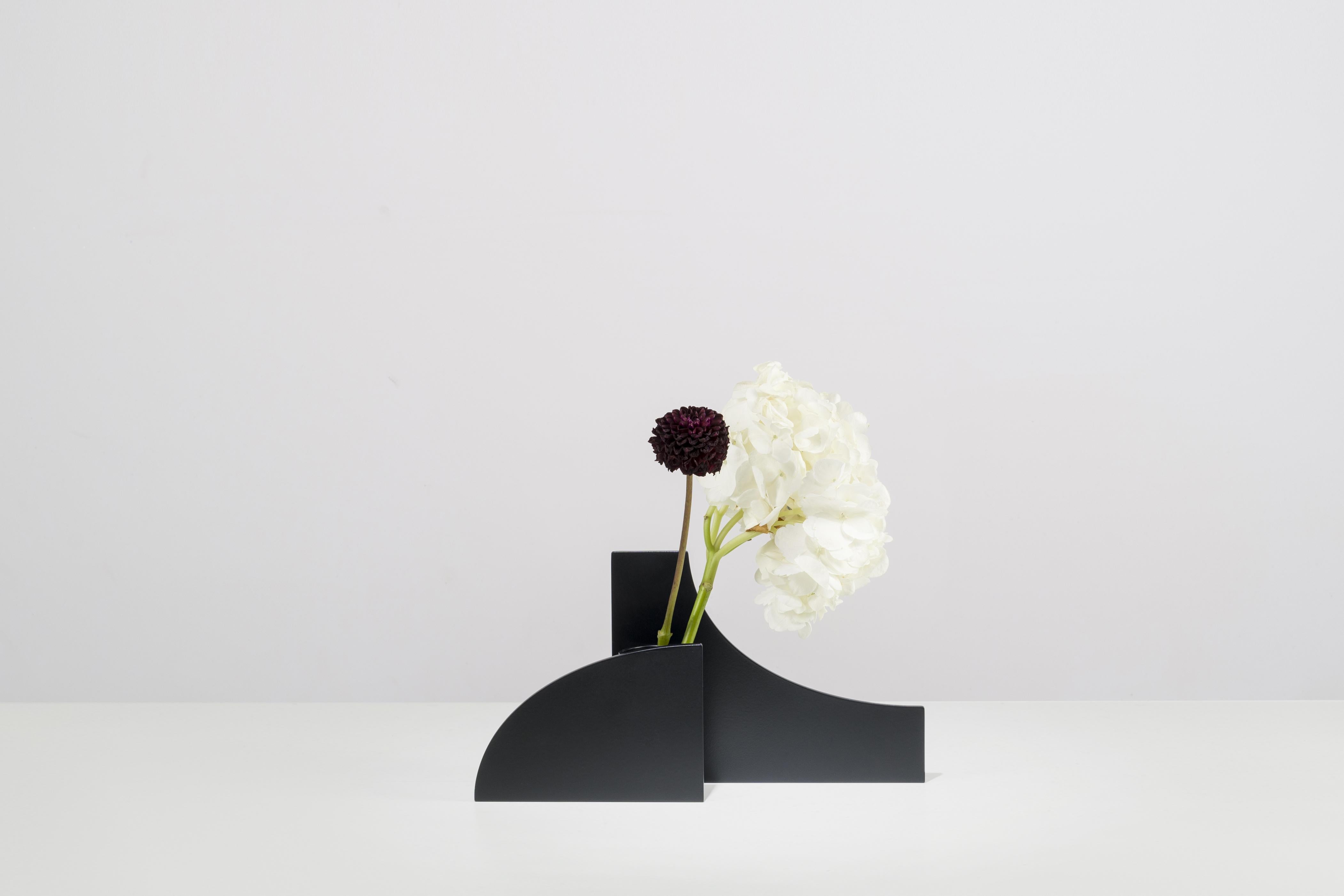 Zeitgenössische skulpturale Vase aus schwarzem Metall mit Ausschnitt V02 von Millim Studio (Moderne) im Angebot