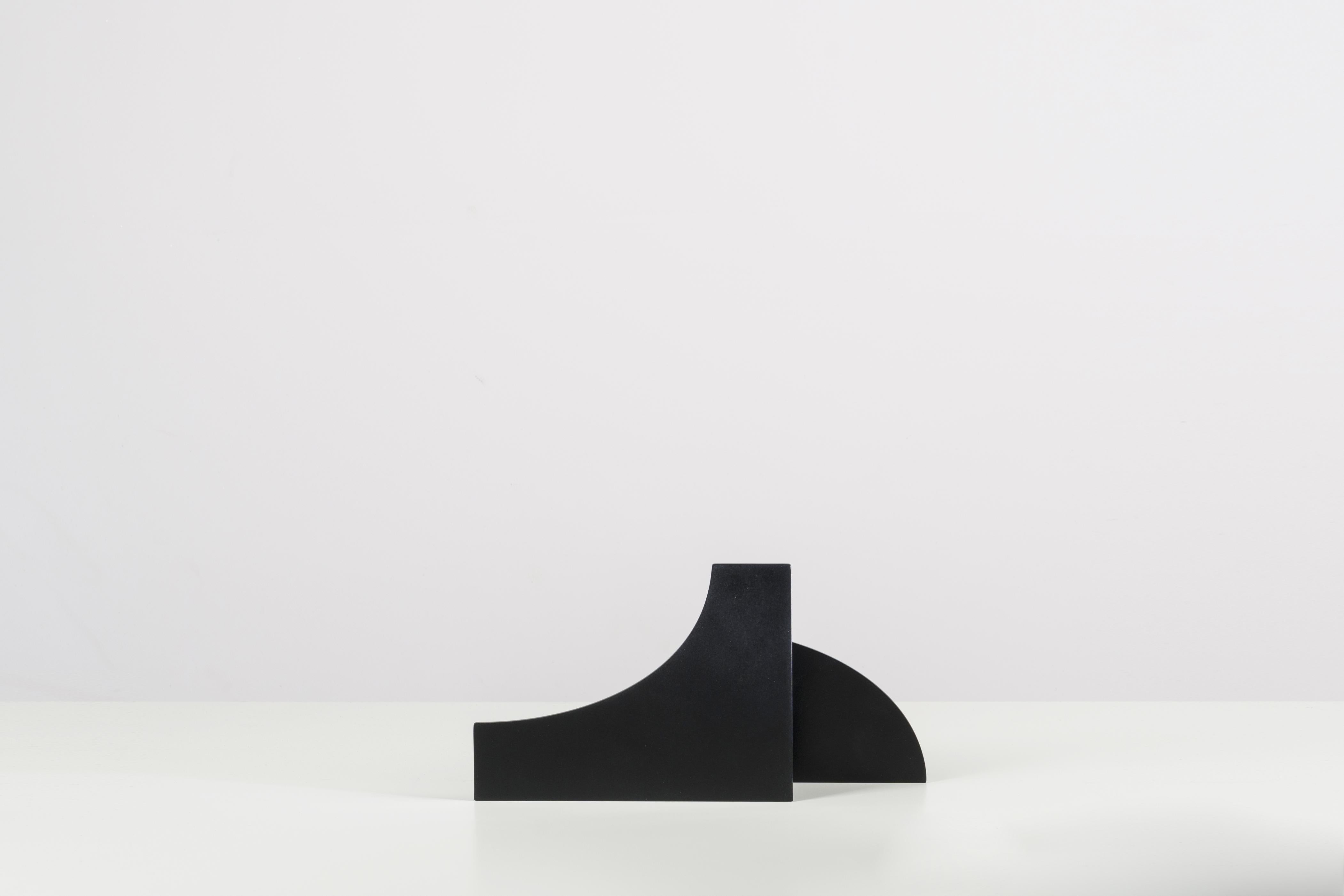 Zeitgenössische skulpturale Vase aus schwarzem Metall mit Ausschnitt V02 von Millim Studio (Italienisch) im Angebot