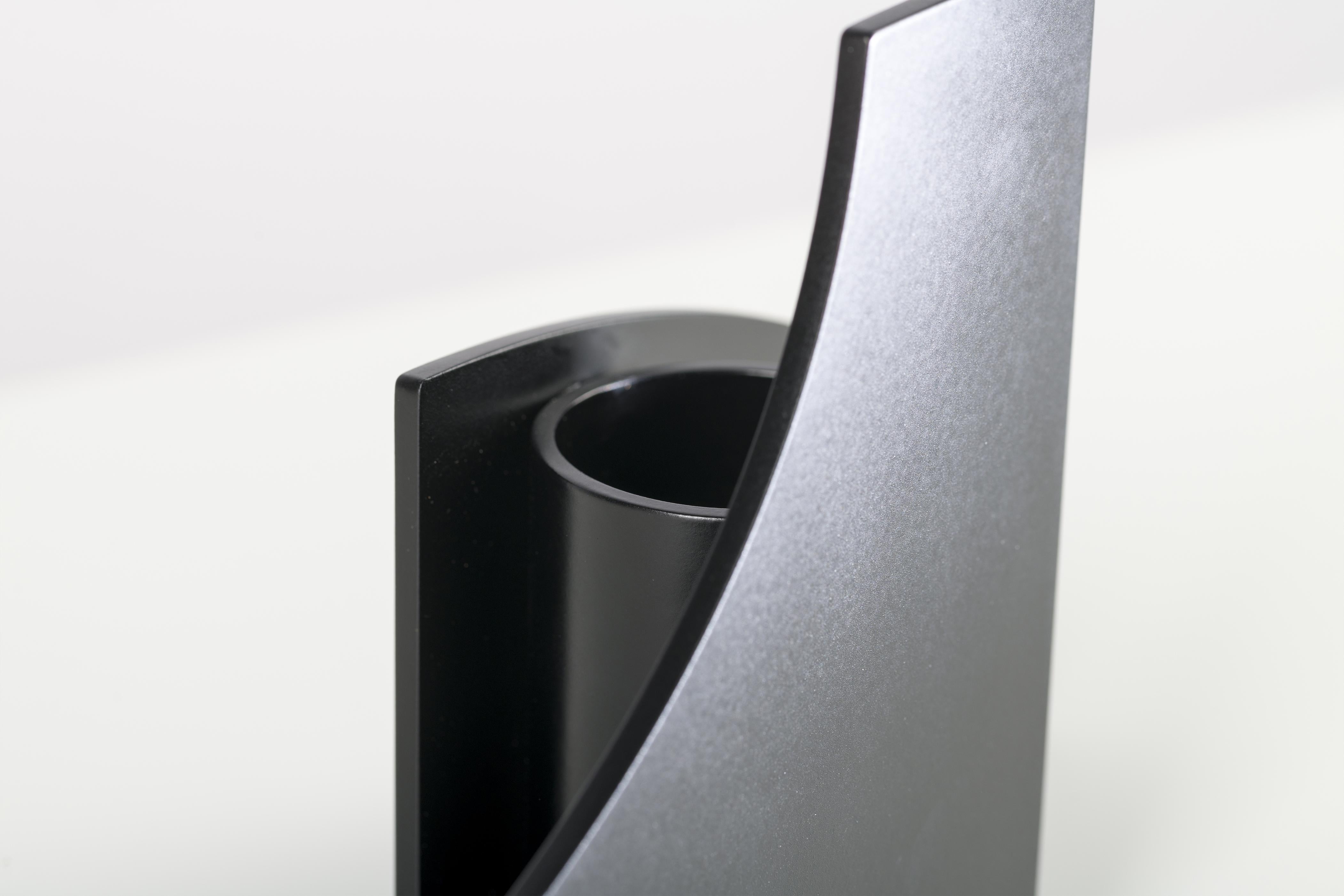 Zeitgenössische skulpturale Vase aus schwarzem Metall mit Ausschnitt V02 von Millim Studio (Lackiert) im Angebot