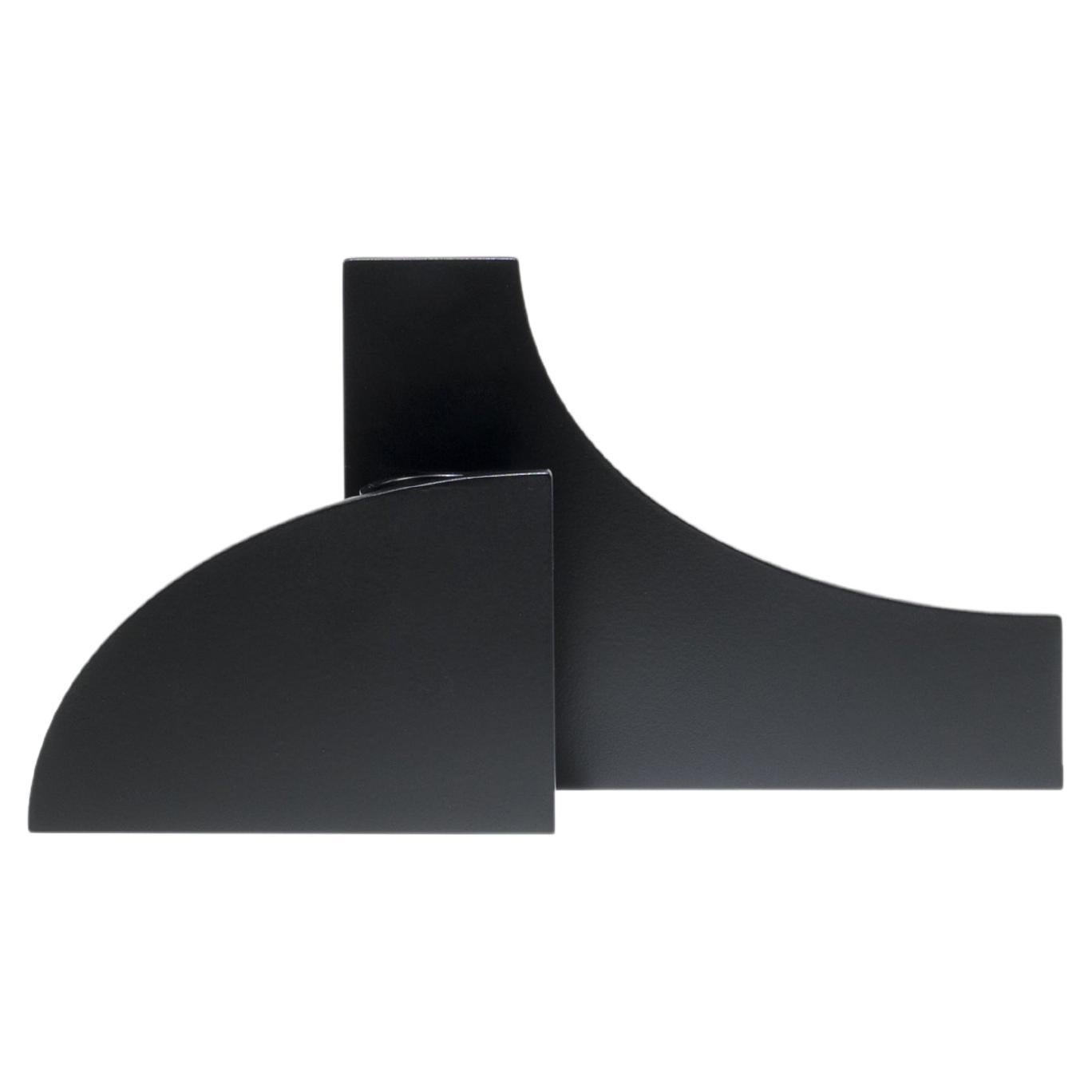Zeitgenössische skulpturale Vase aus schwarzem Metall mit Ausschnitt V02 von Millim Studio im Angebot