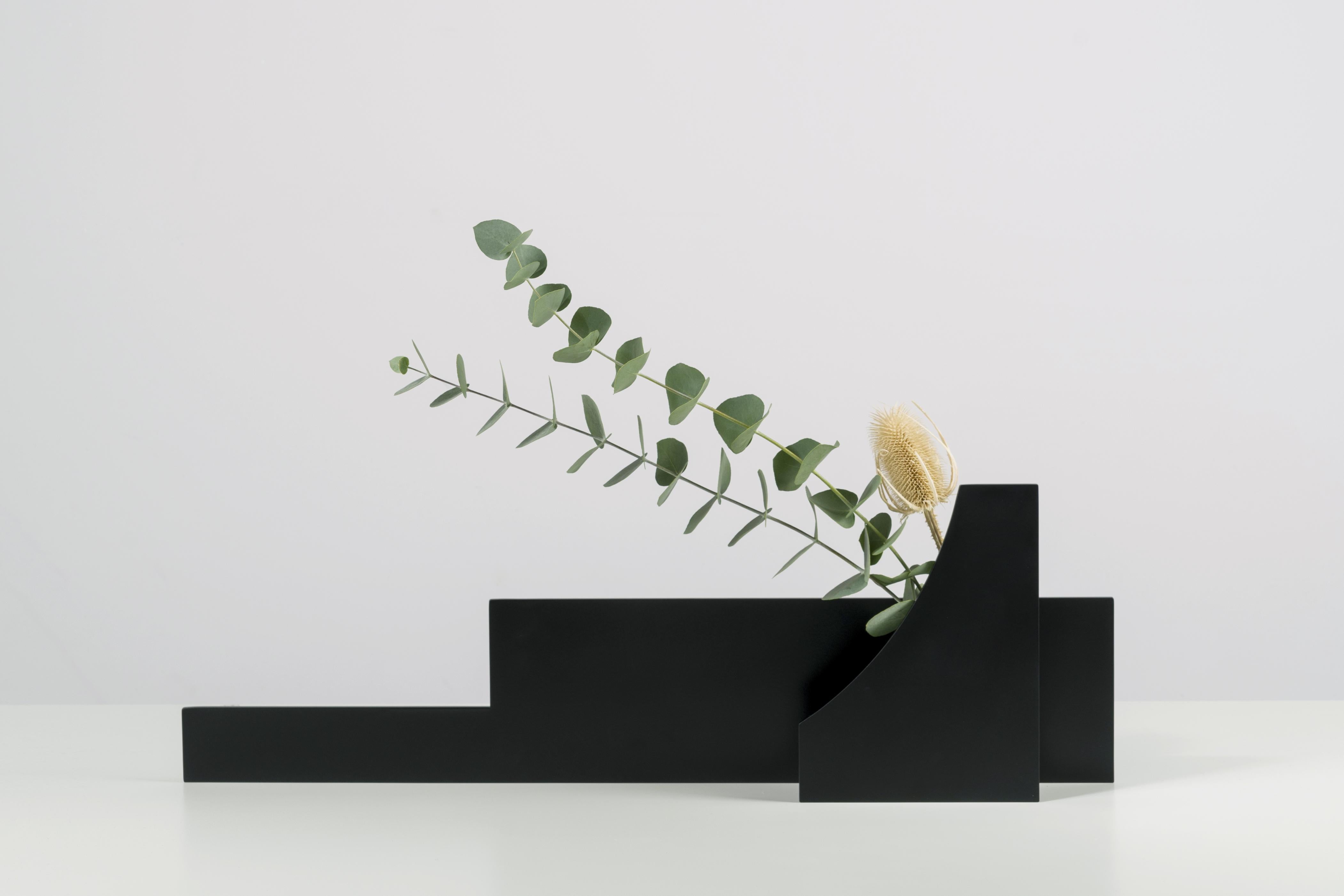 Zeitgenössische skulpturale Vase aus schwarzem Metall mit Ausschnitt V04 von Millim Studio (Moderne) im Angebot