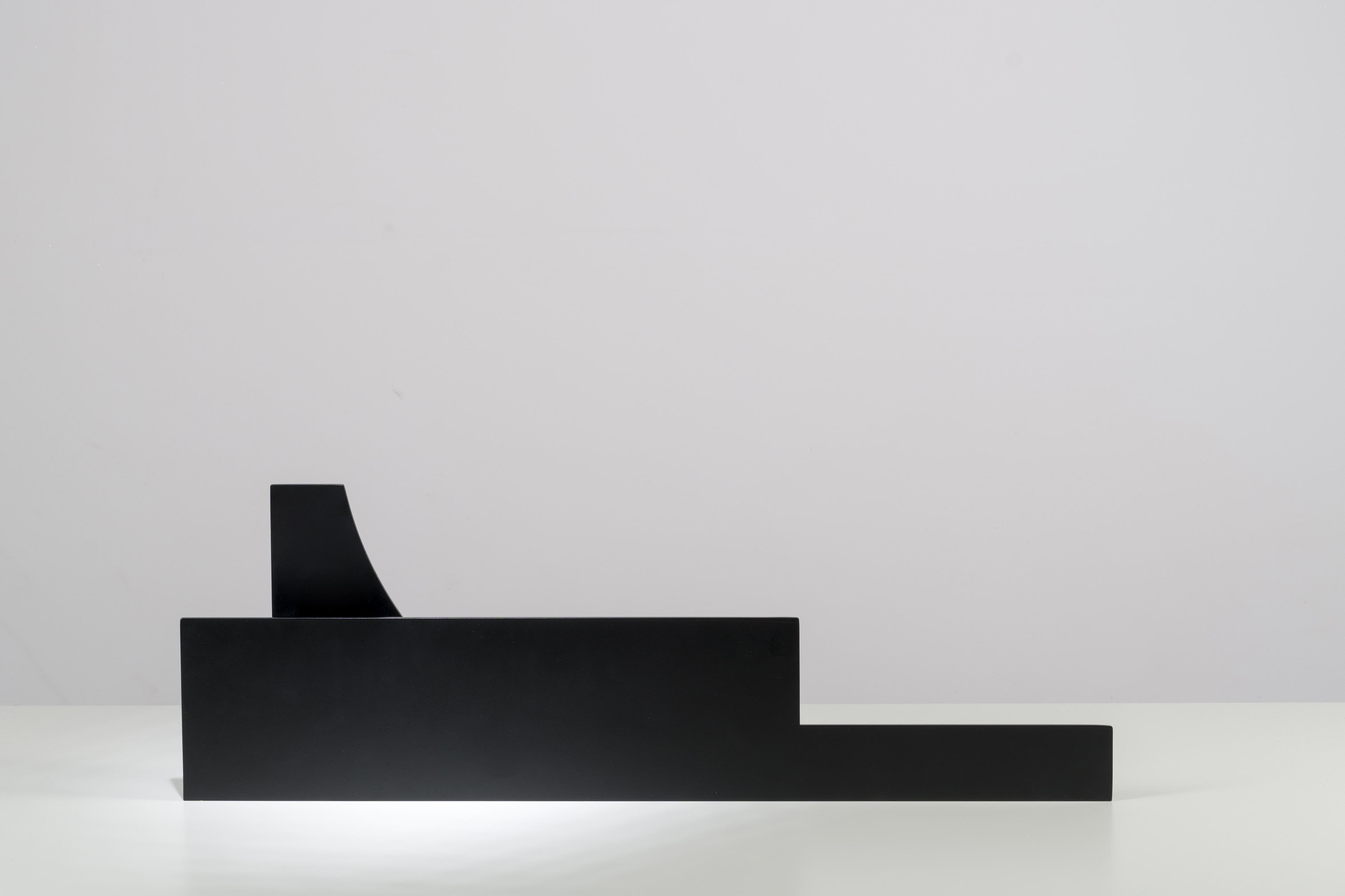 Zeitgenössische skulpturale Vase aus schwarzem Metall mit Ausschnitt V04 von Millim Studio (Italienisch) im Angebot