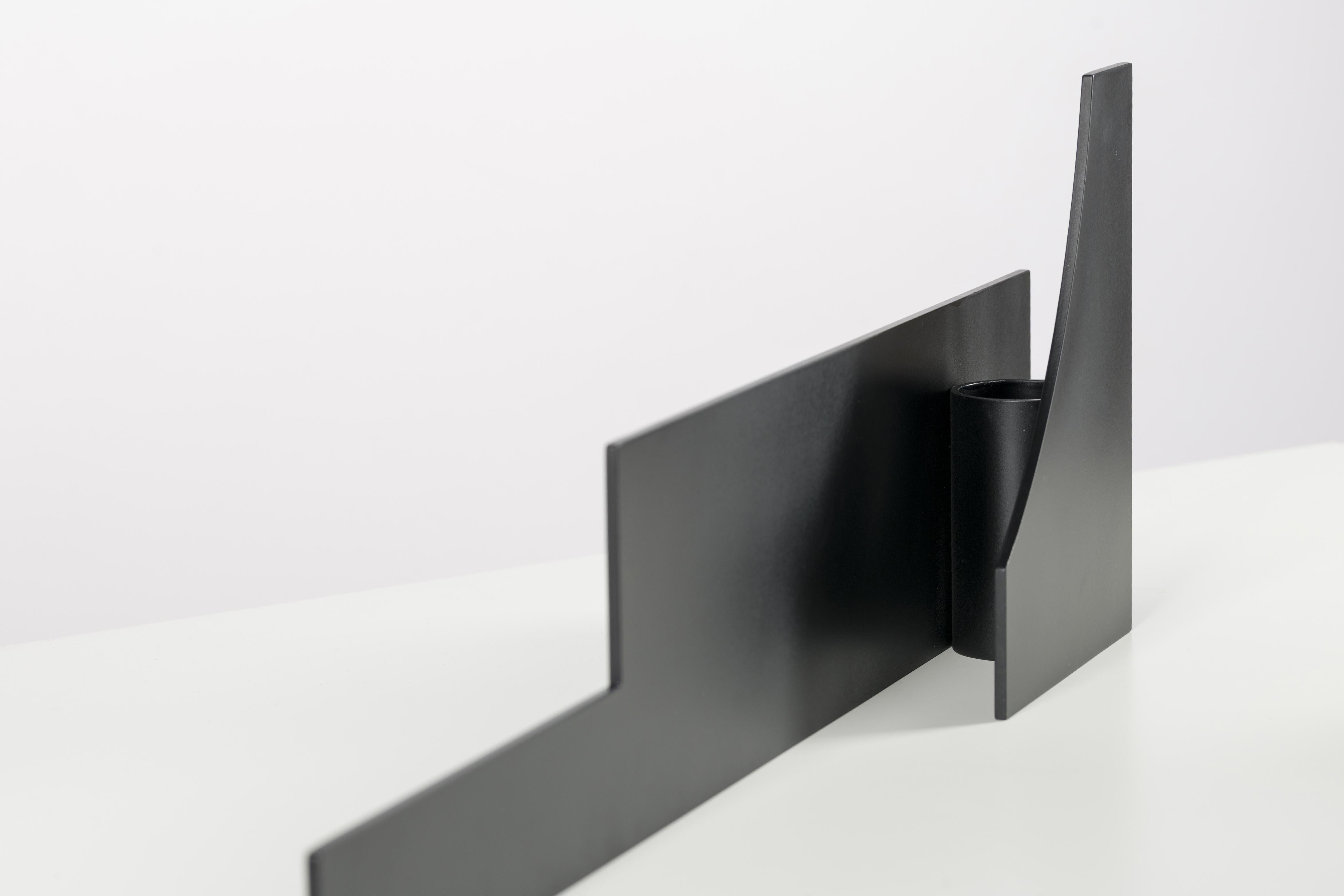 Verni Vase sculptural contemporain en métal noir à découpes V04 de Millim Studio en vente