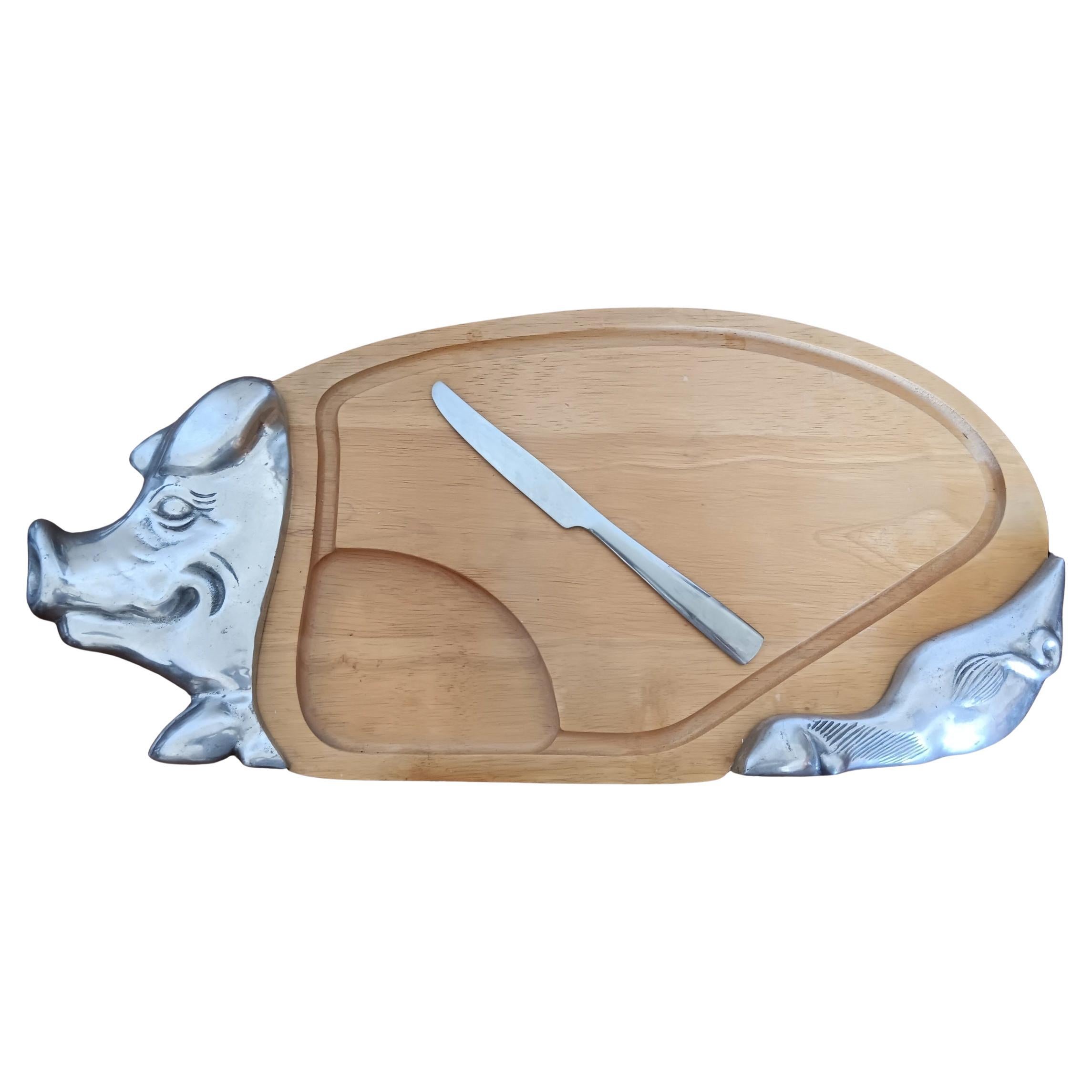 Tagliere e lavagna di presentazione in legno e metallo, peltro o alpacca

 È un pezzo funzionale, perfetto per servire l'arrosto di maiale o per servire antipasti come salsicce, chorio, mortadella, prosciutto, ecc.

In questo caso non è stato