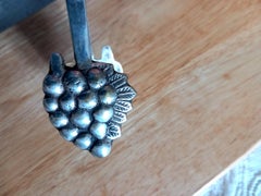 Tagliere tipo Alpaca e Wood con grappolo d'uva e pinzette 70s