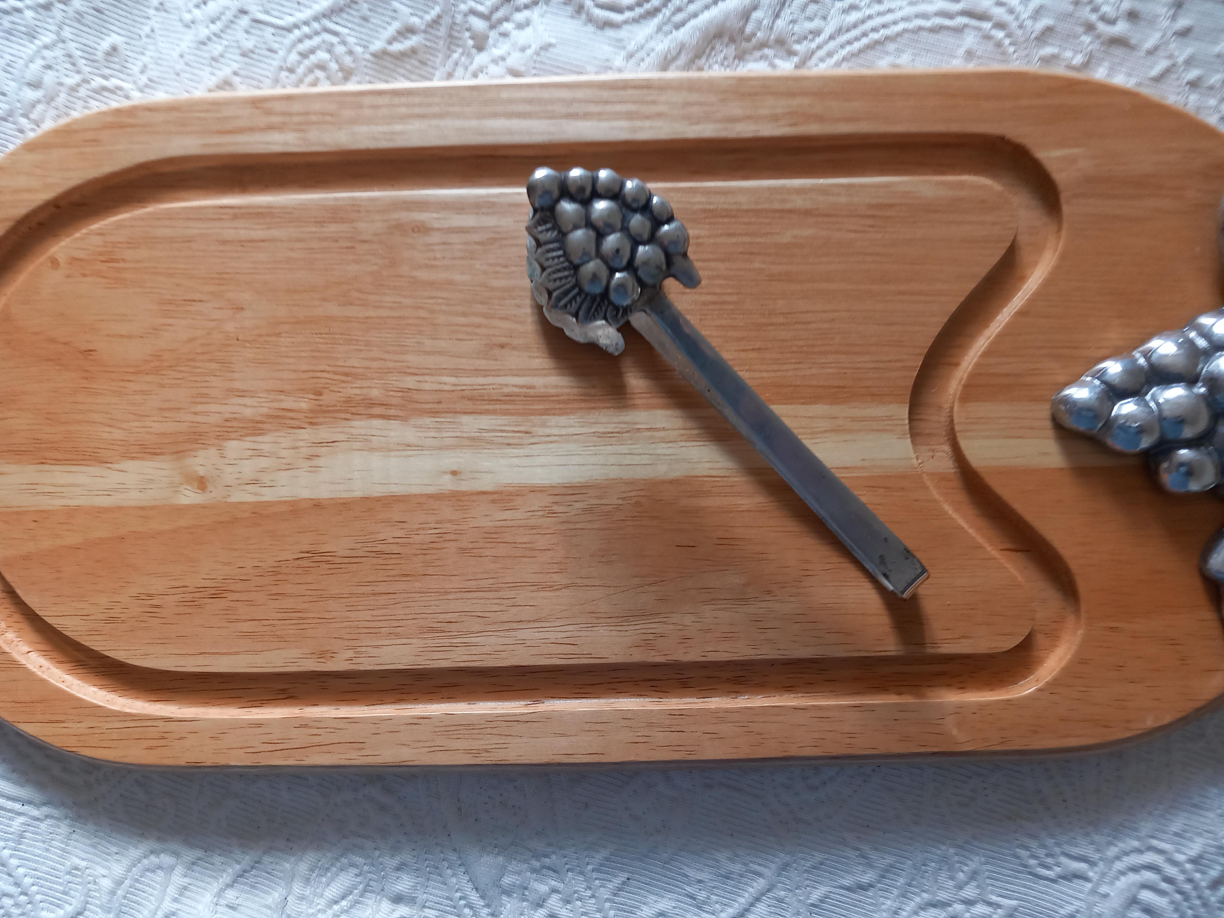 Cutting Board Alpaca Type and Wood with a Bunch of Grapes Plus Tweezers 70s For Sale 3