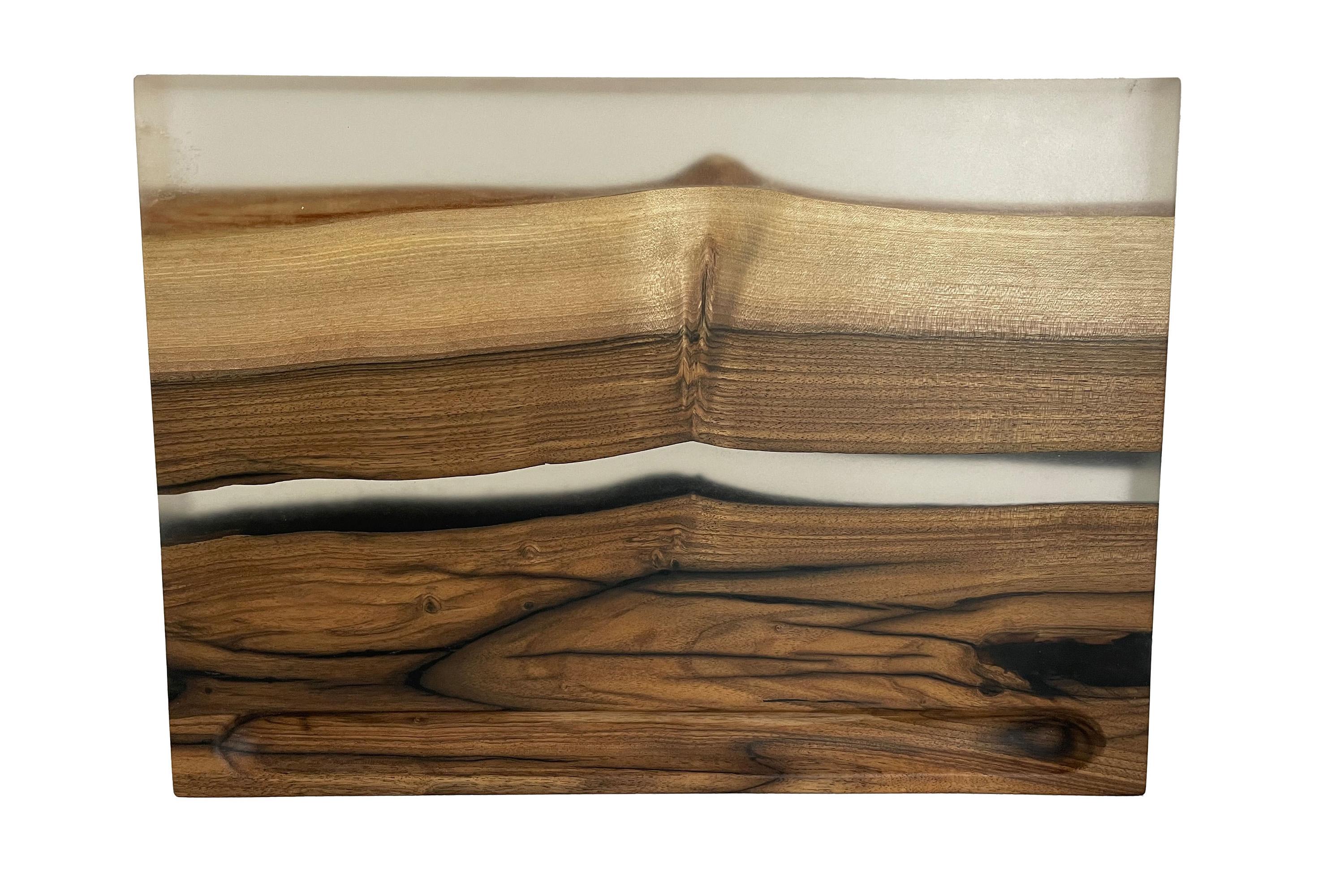 Cutting board made of walnut and cast with epoxy In New Condition For Sale In Greven, DE