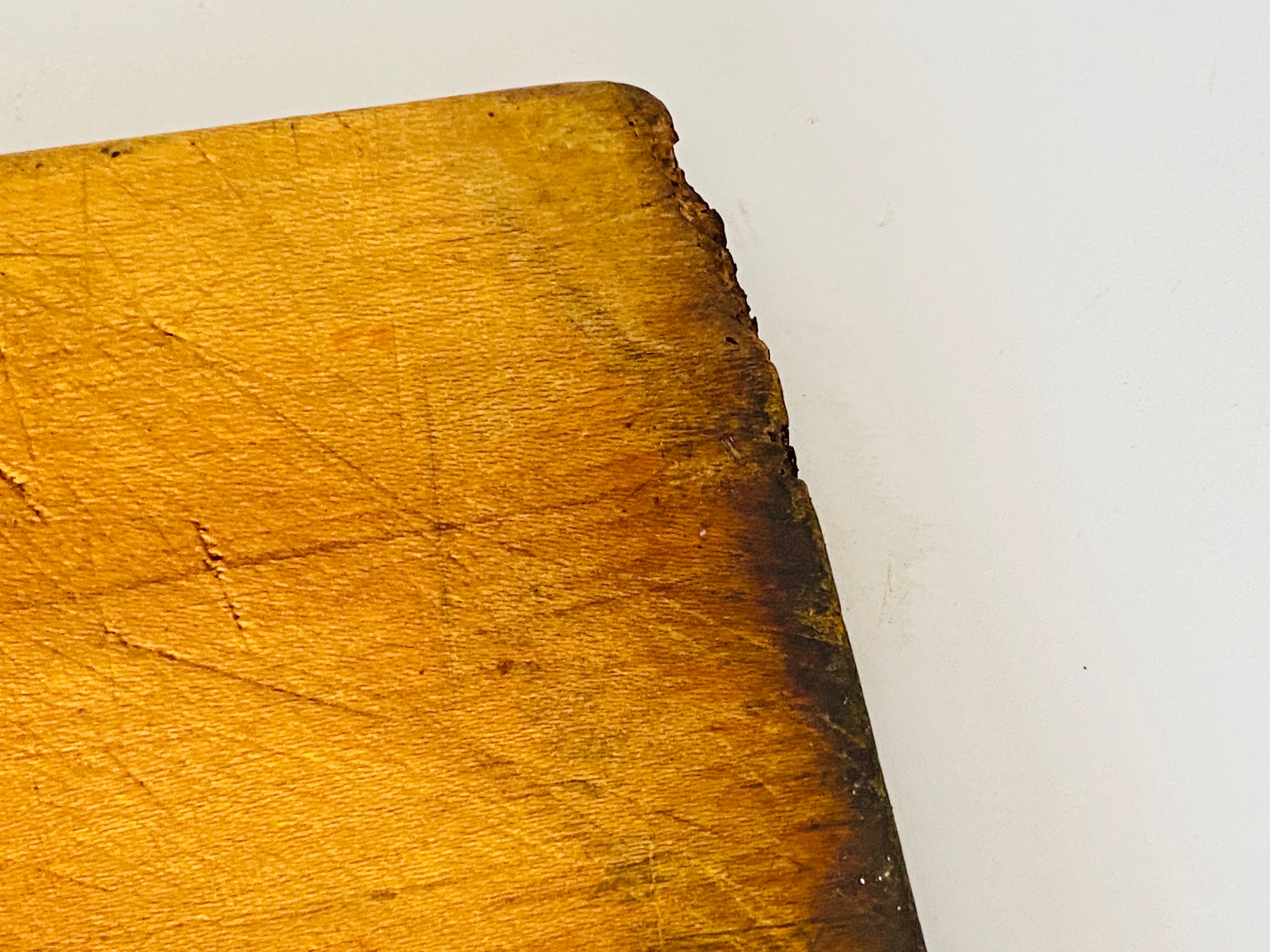 Patiné Planche à découper en bois Patine ancienne, couleur brune, Français 20e siècle en vente