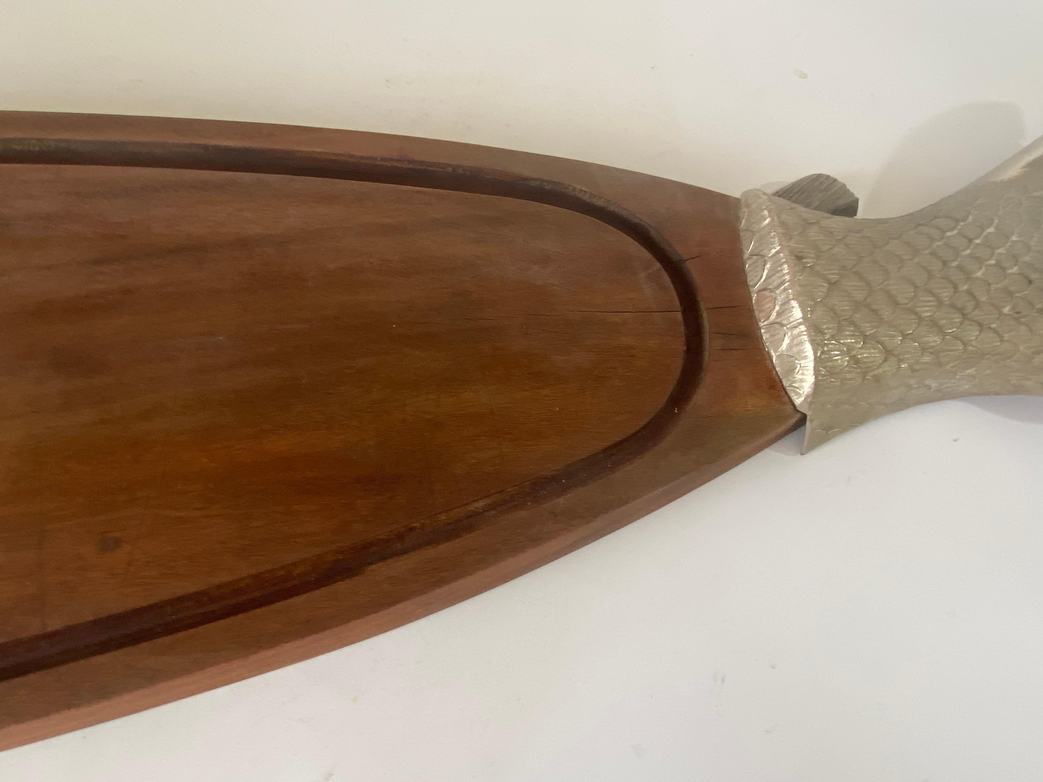 20ième siècle Planche à découper ou hachoir en bois  Patine ancienne, couleur marron, français 20ème siècle en vente