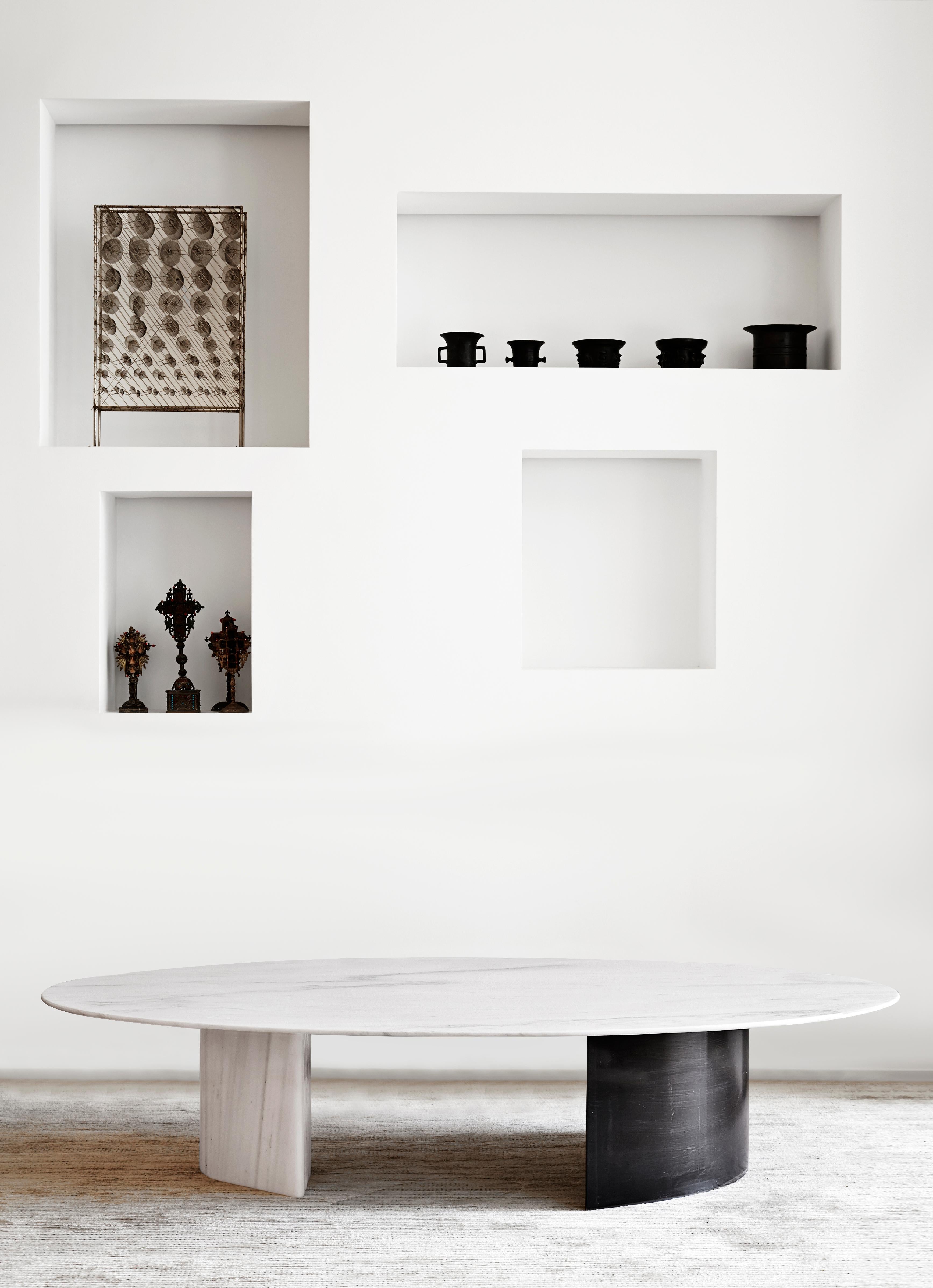 Cutting Corners es una mesa de centro de mármol y bronce diseñada para celebrar la curvatura de las formas esbeltas.

Consta de una superficie ovalada y dos patas escultóricas, de mármol y bronce.

La base de mármol está tallada en un volumen sin