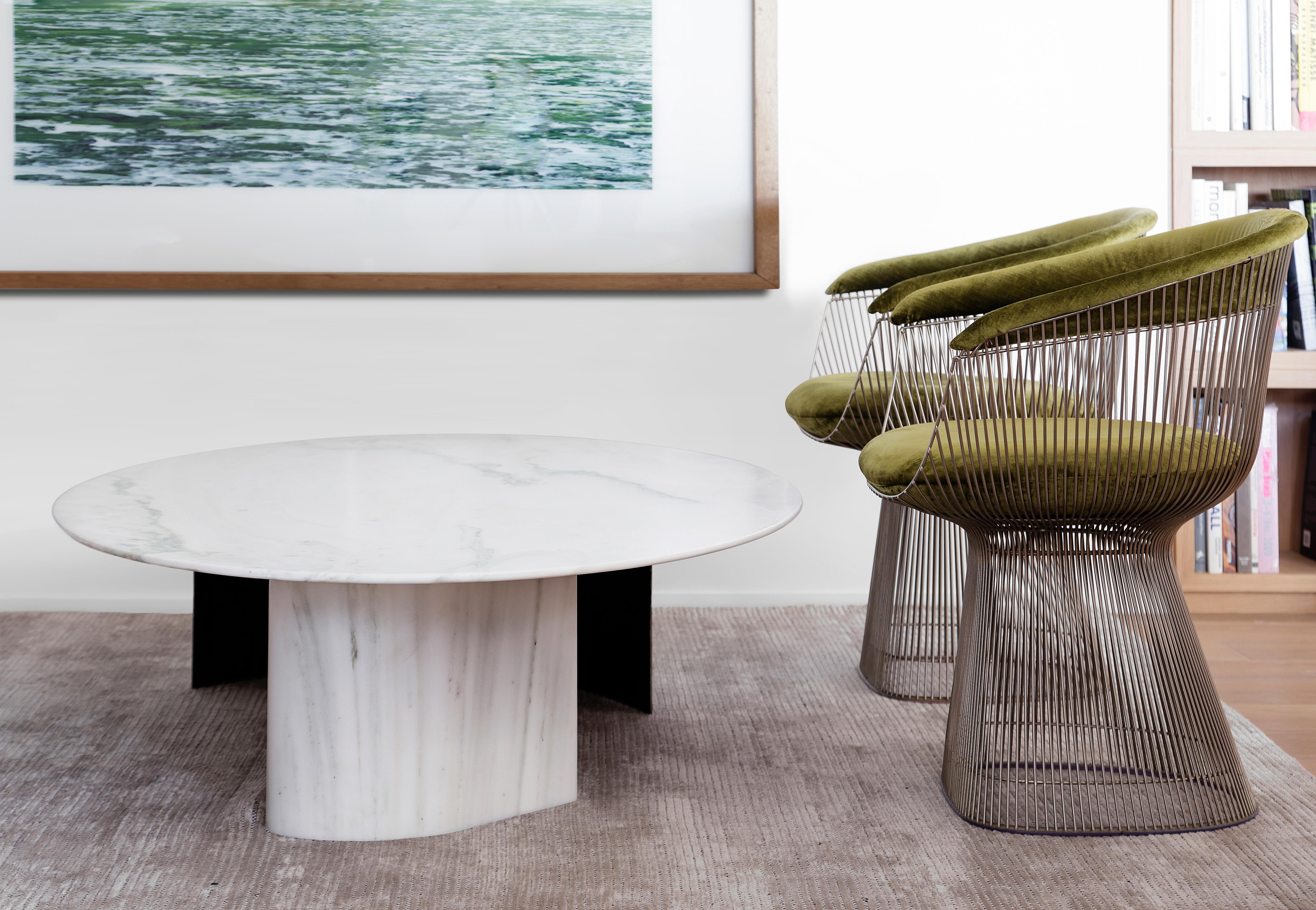 Mesa de centro escultórica Cutting Corners de on.Entropy, en mármol blanco y bronce Griego en venta