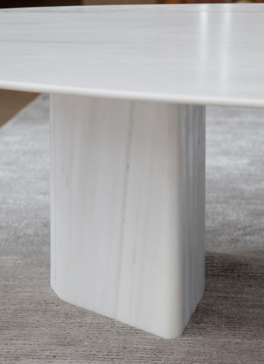 Mesa de centro escultórica Cutting Corners de on.Entropy, en mármol blanco y bronce Tallado en venta