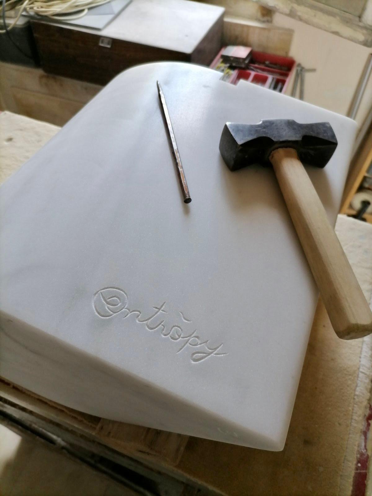 Mesa de centro escultórica Cutting Corners de on.Entropy, en mármol blanco y bronce en venta 1